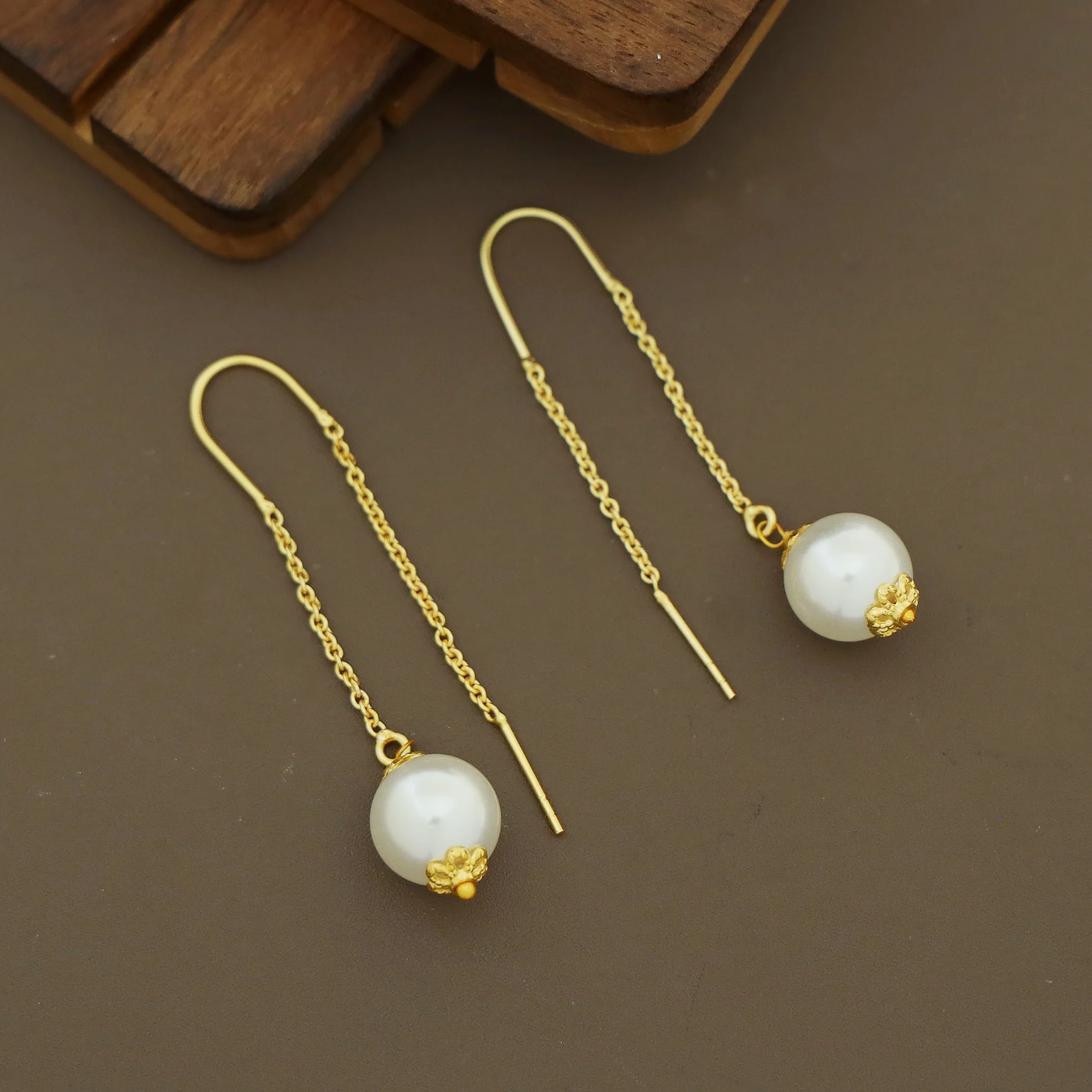 Iris Chainy Pearl Neckpiece With Needle And Thread Earring - Image 5
