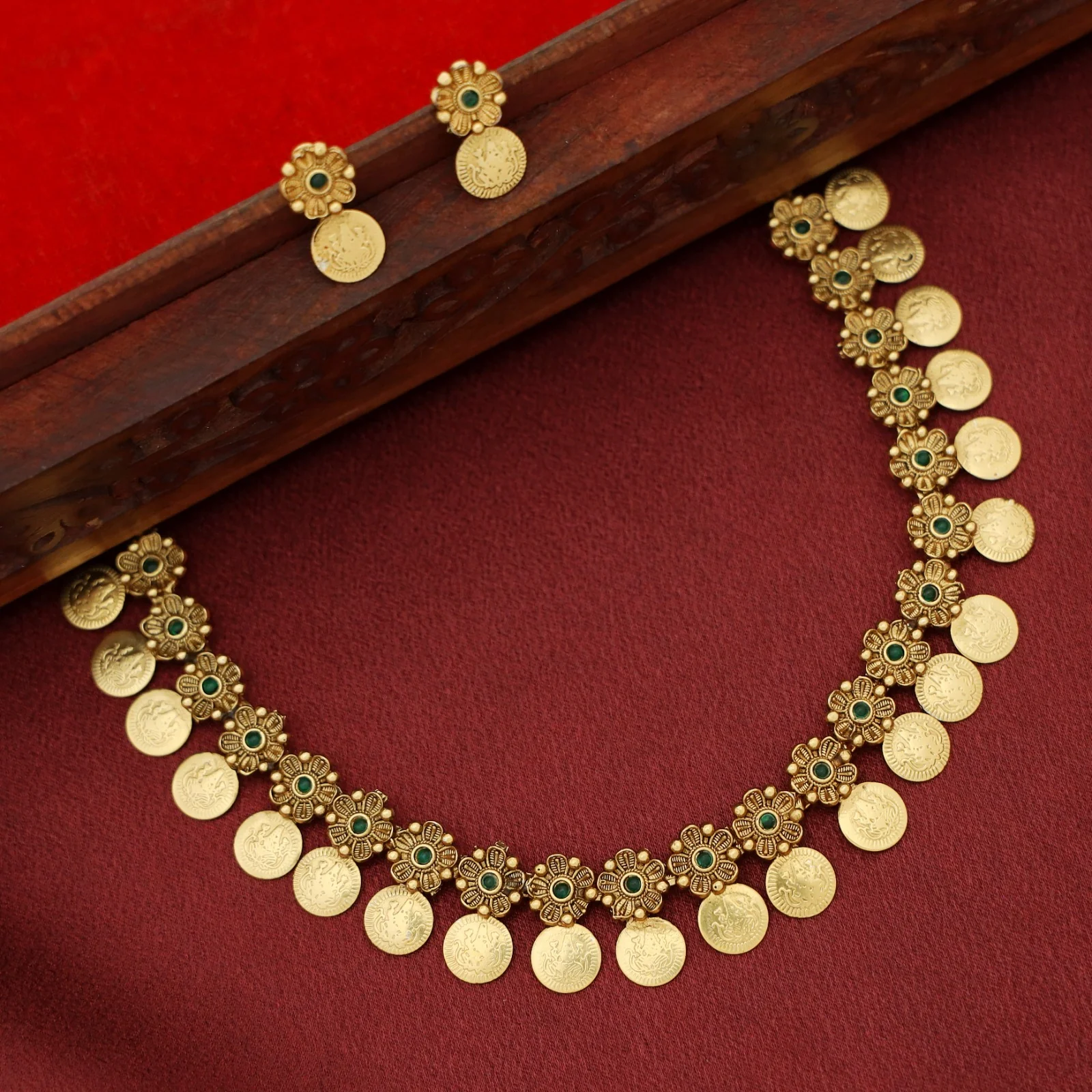 Ishwari Floral Kashi Short Neckpiece With Earring - Image 3