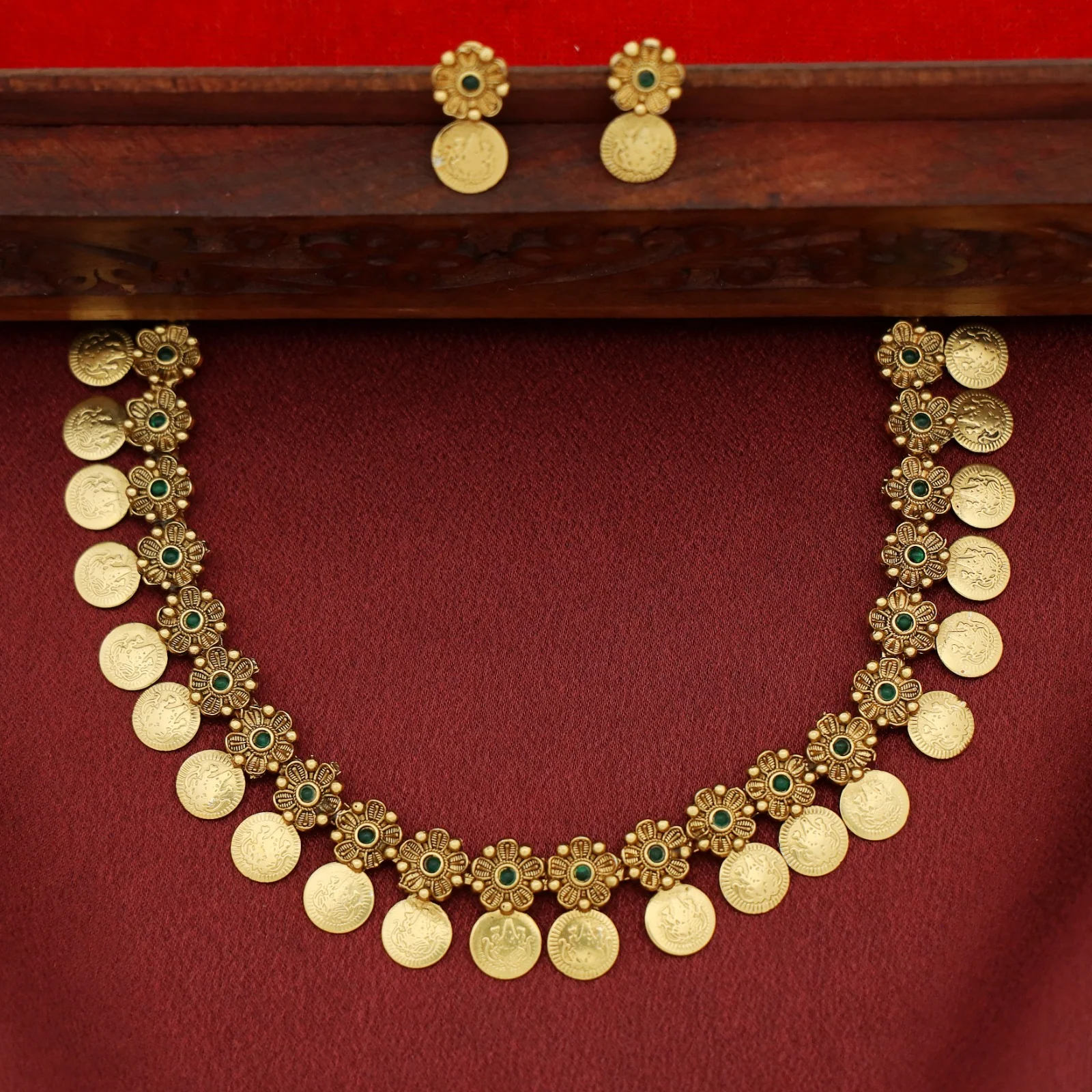 Ishwari Floral Kashi Short Neckpiece With Earring - Image 4
