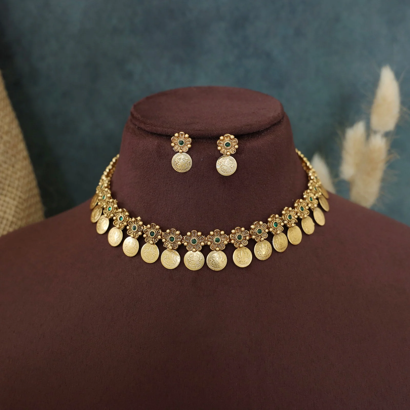 Ishwari Floral Kashi Short Neckpiece With Earring - Image 5