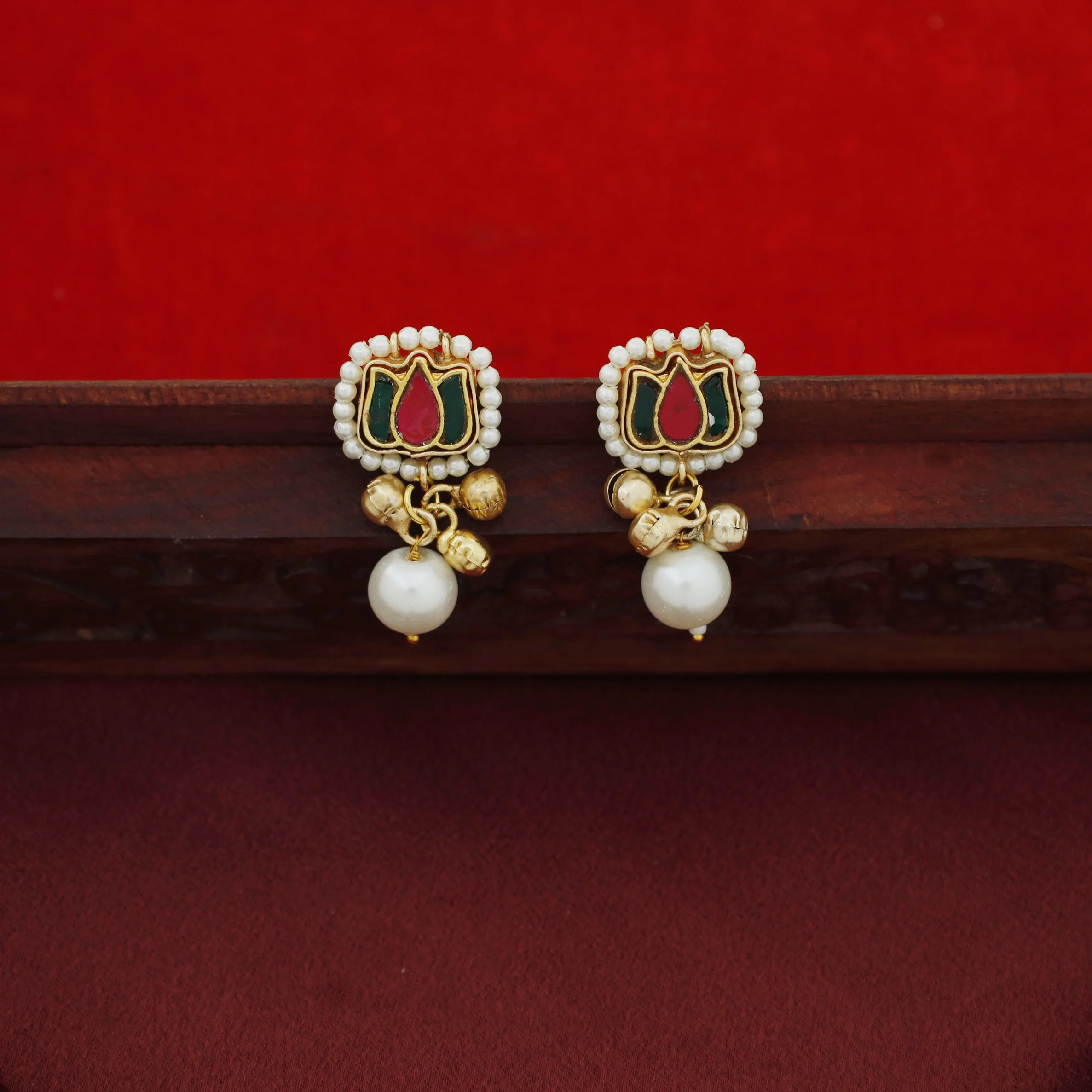 Jadau Kundan Lotus Ghungroo Pearl Choker with Earring - Image 4
