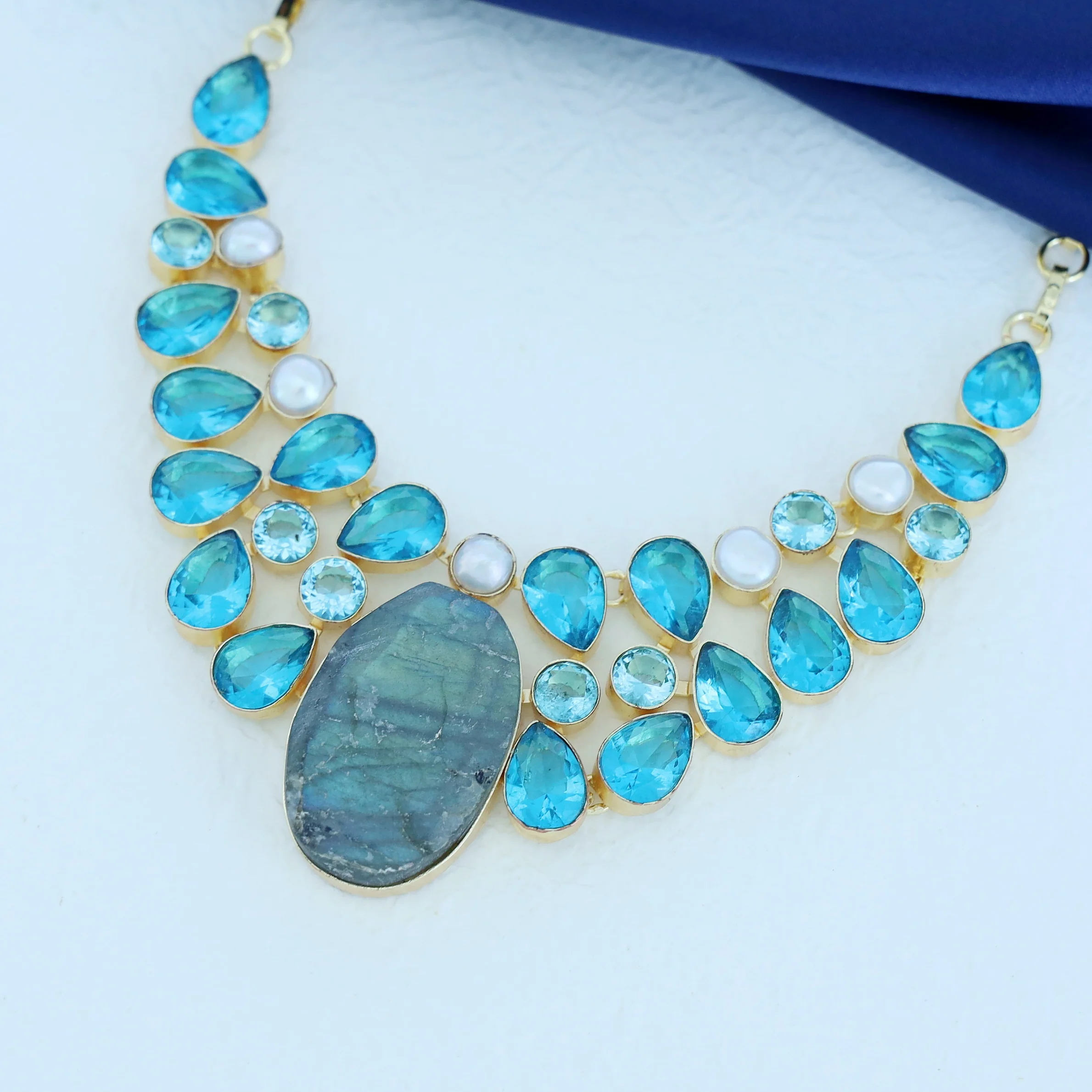 Jael Glossy Neckpiece - Image 3