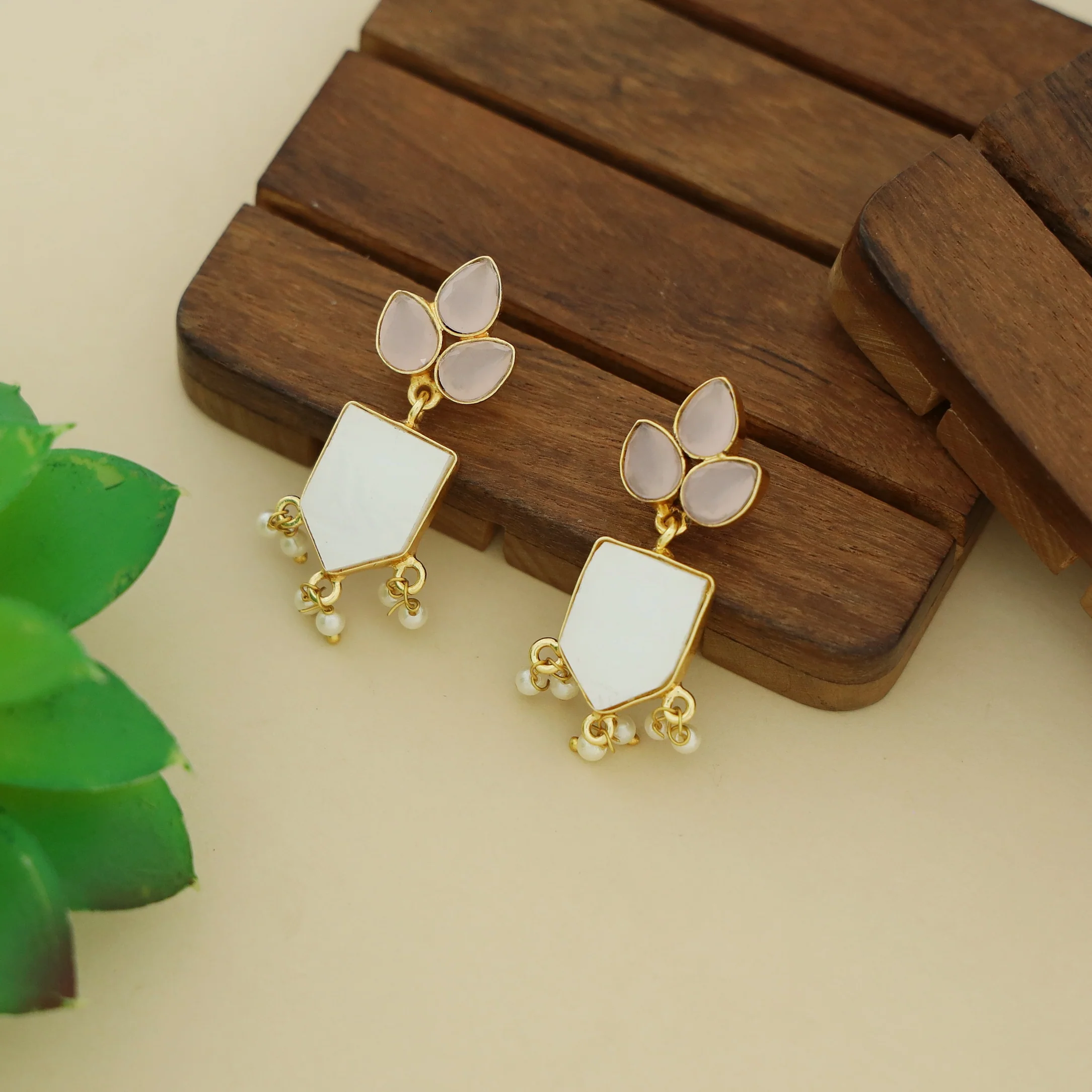 Jessica Mop Tri Leaf Glossy Stone Pearl Earring - Image 10