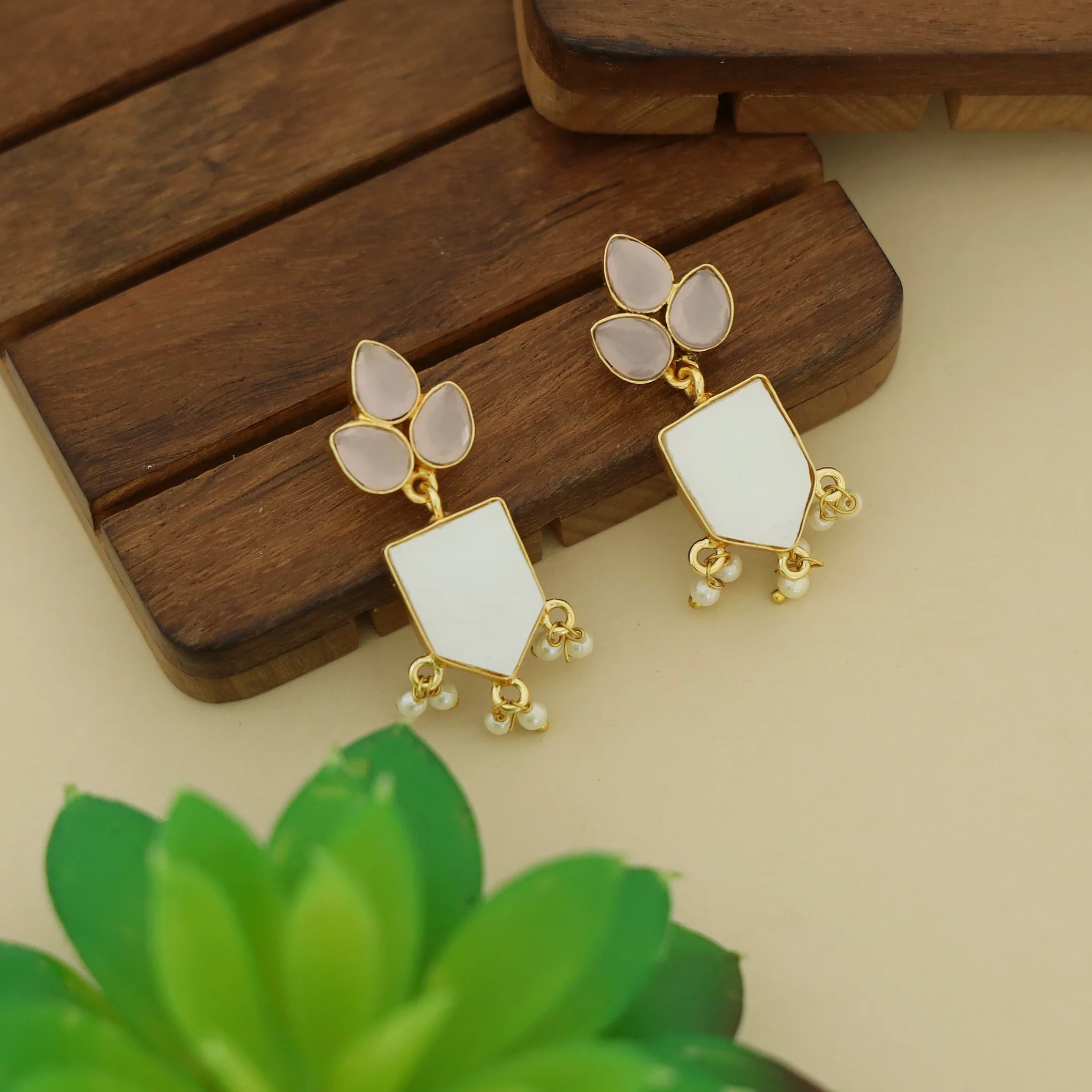 Jessica Mop Tri Leaf Glossy Stone Pearl Earring - Image 11
