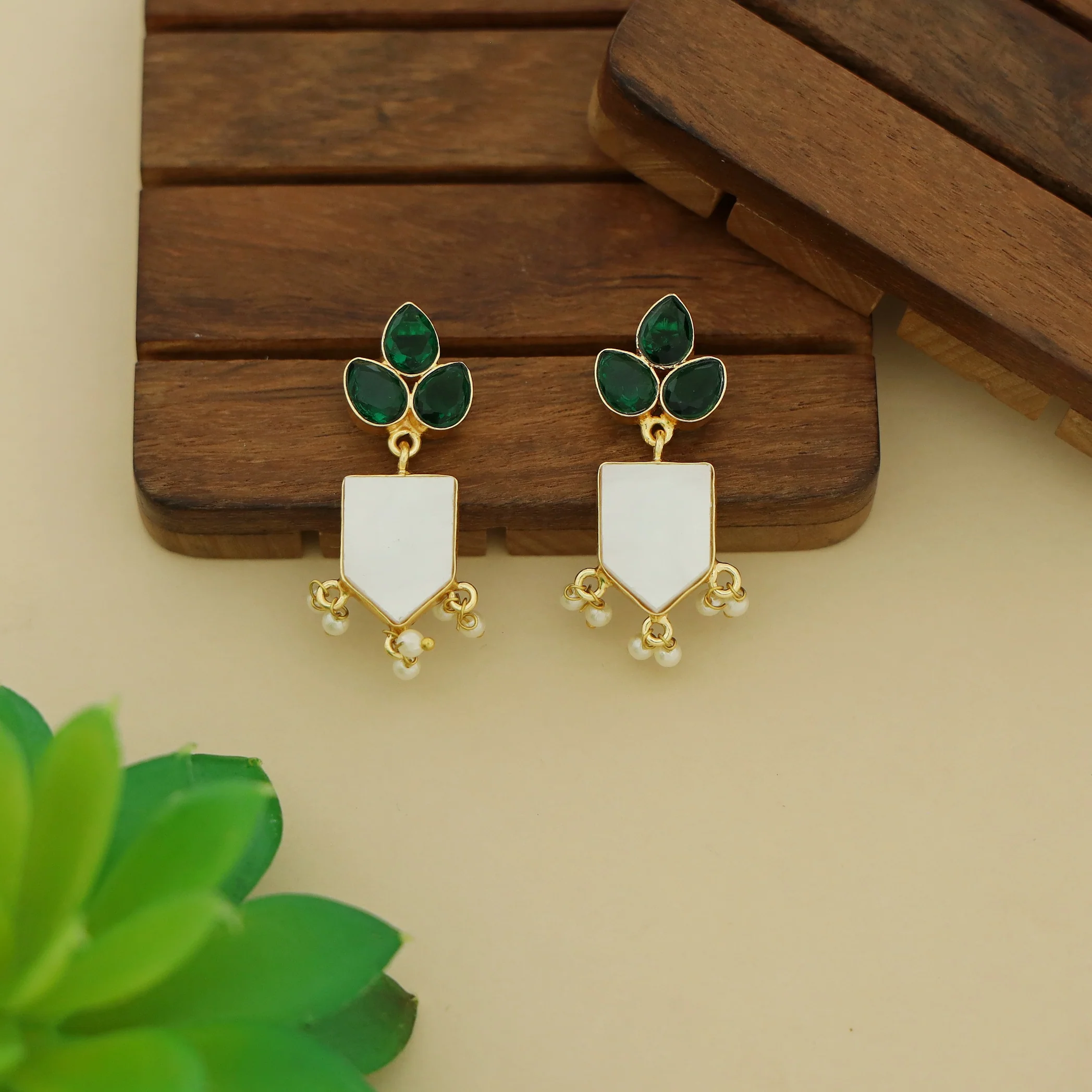Jessica Mop Tri Leaf Glossy Stone Pearl Earring - Image 2