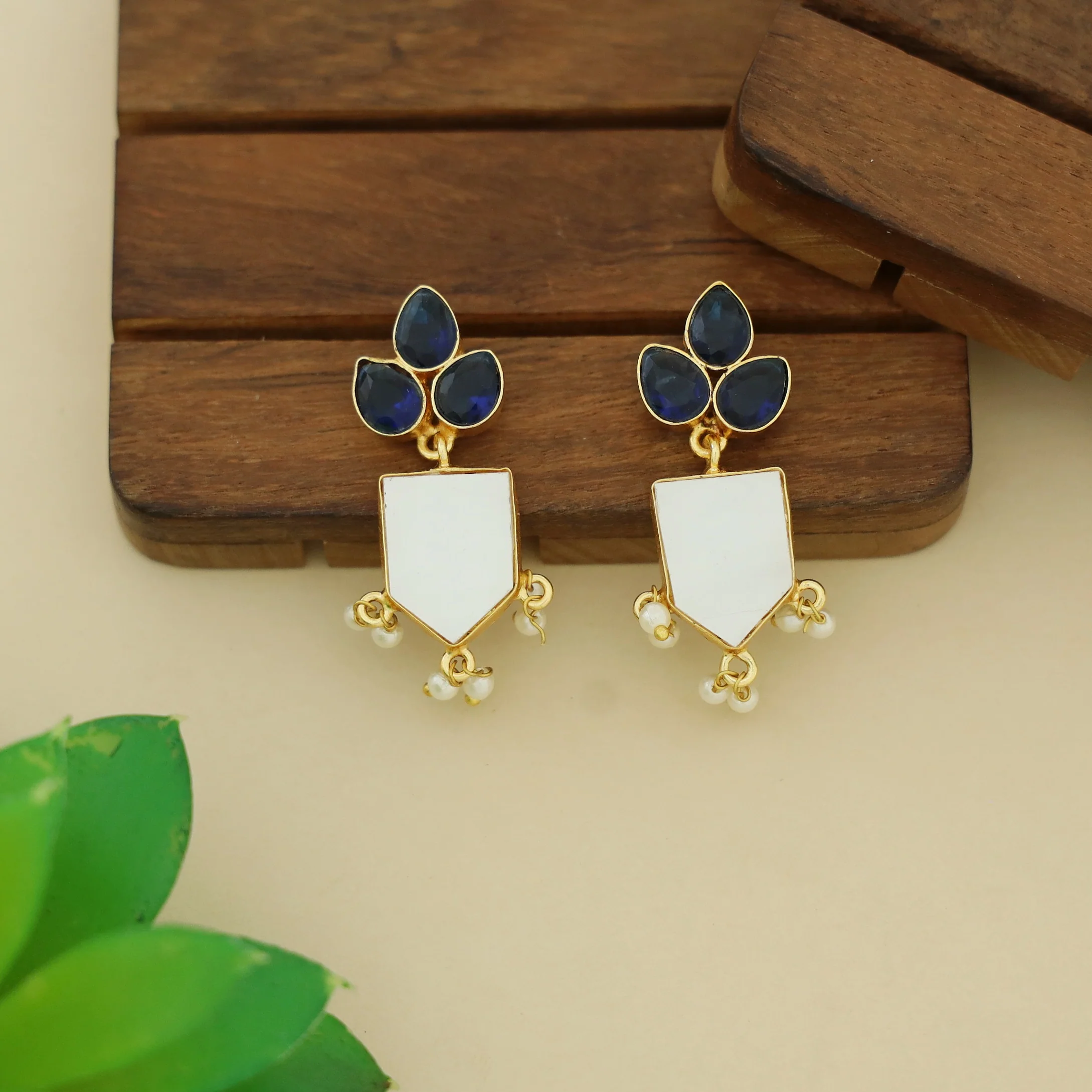 Jessica Mop Tri Leaf Glossy Stone Pearl Earring - Image 4