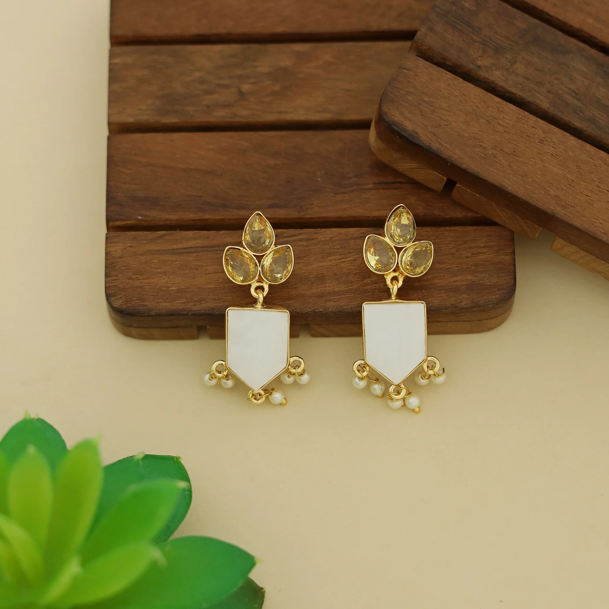 Jessica Mop Tri Leaf Glossy Stone Pearl Earring - Image 5