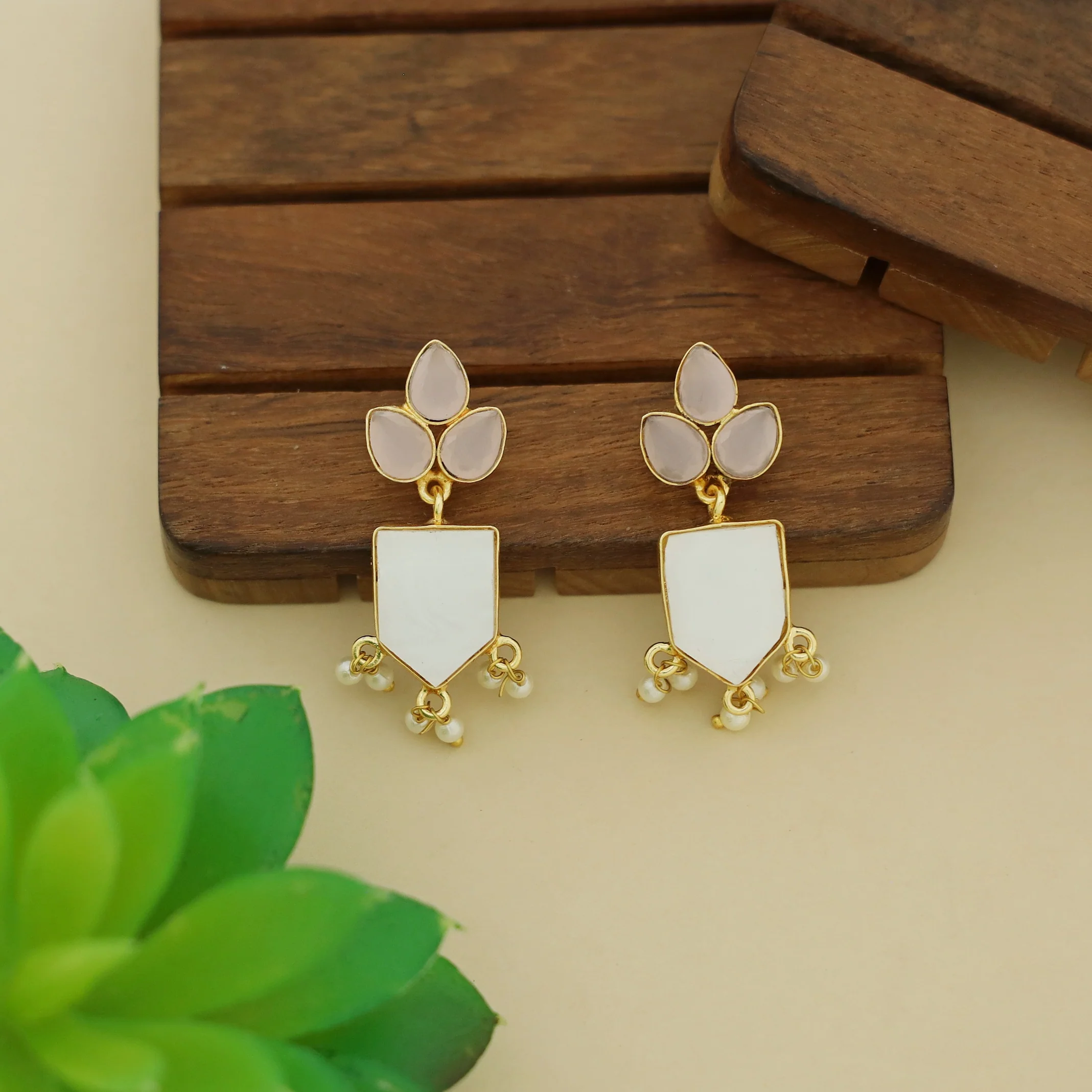 Jessica Mop Tri Leaf Glossy Stone Pearl Earring - Image 6