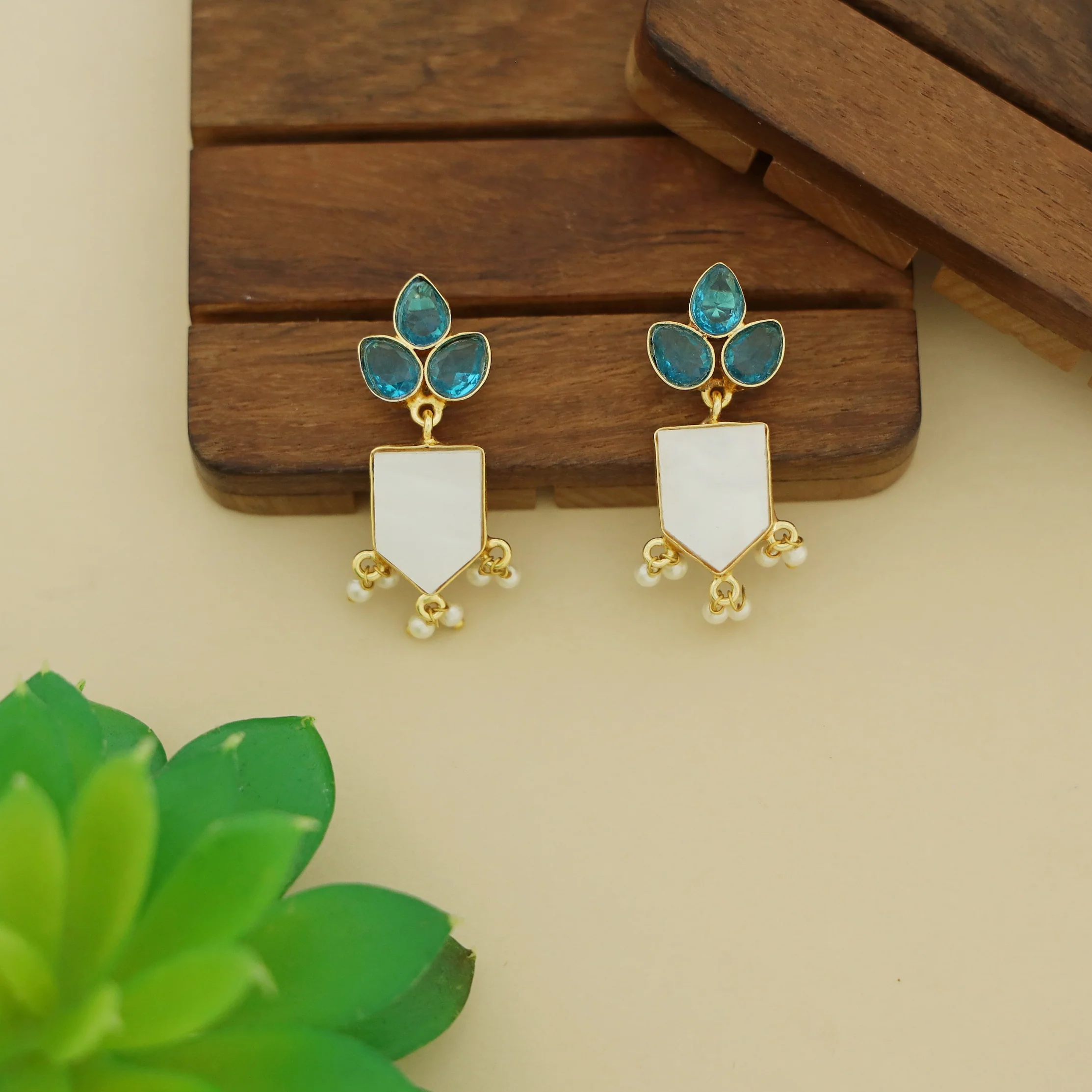 Jessica Mop Tri Leaf Glossy Stone Pearl Earring - Image 7