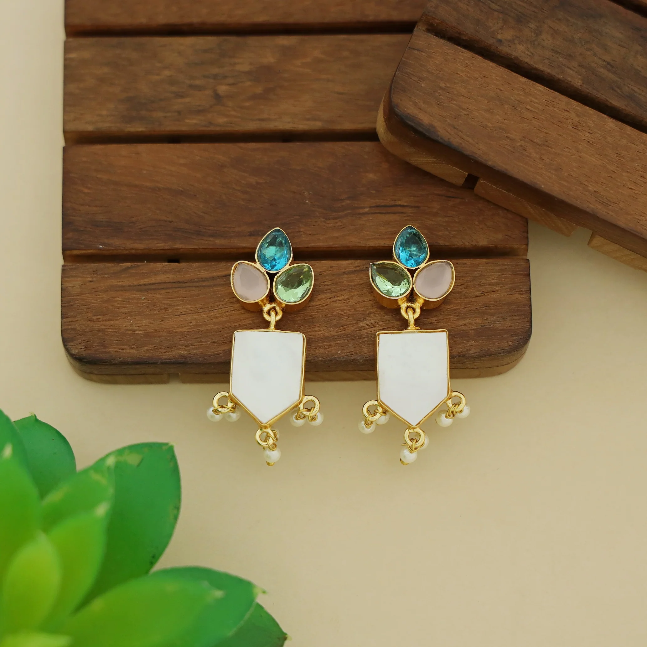 Jessica Mop Tri Leaf Glossy Stone Pearl Earring - Image 8