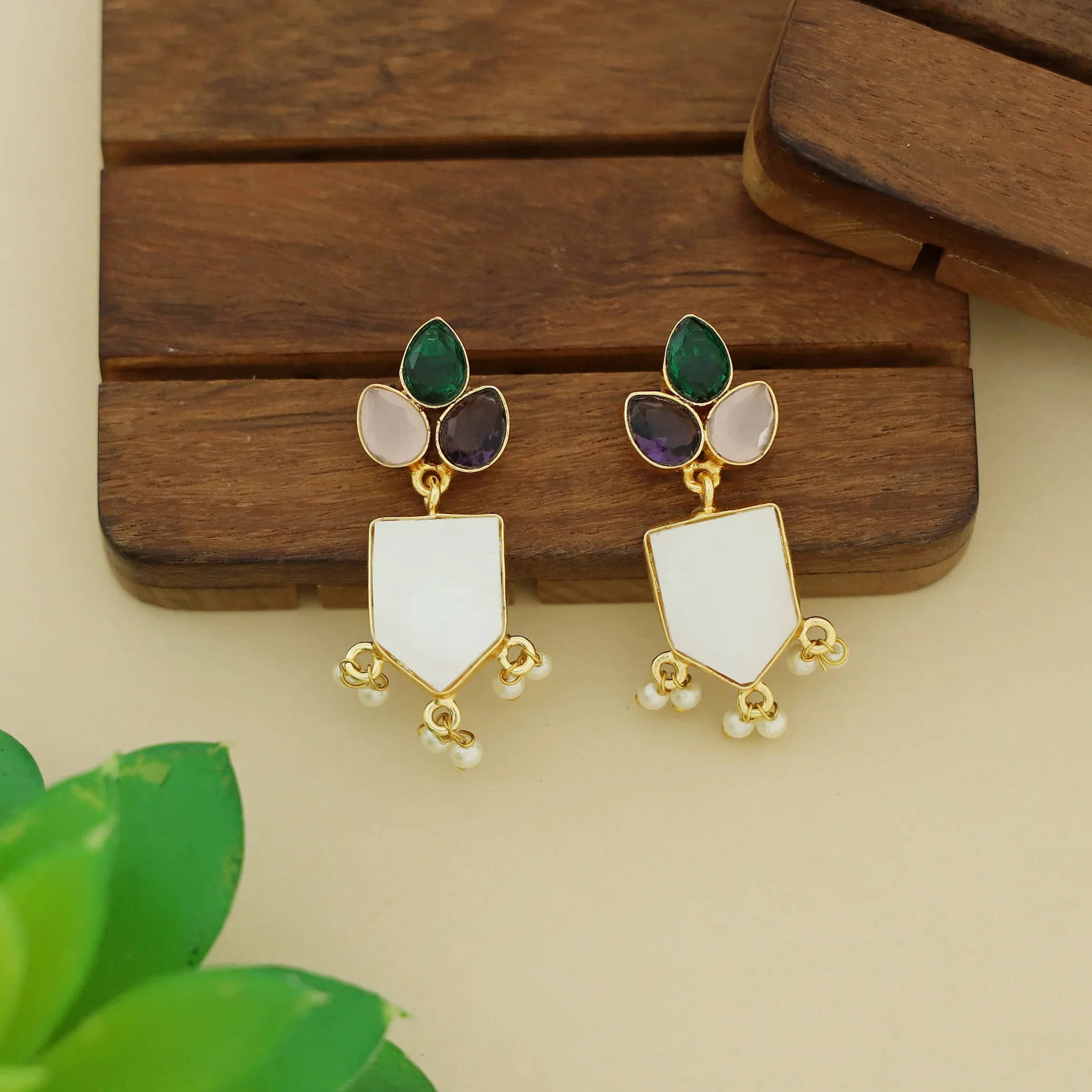 Jessica Mop Tri Leaf Glossy Stone Pearl Earring - Image 9