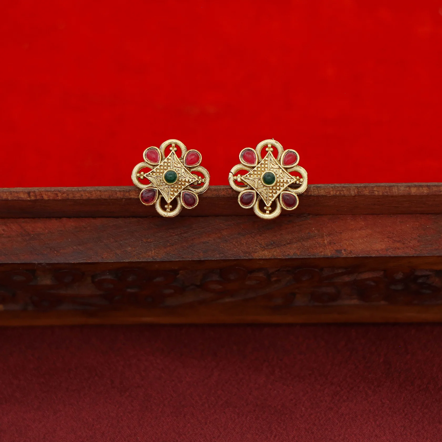 Jismitha Flower Kashi  Short Neckpiece With Stud - Image 3