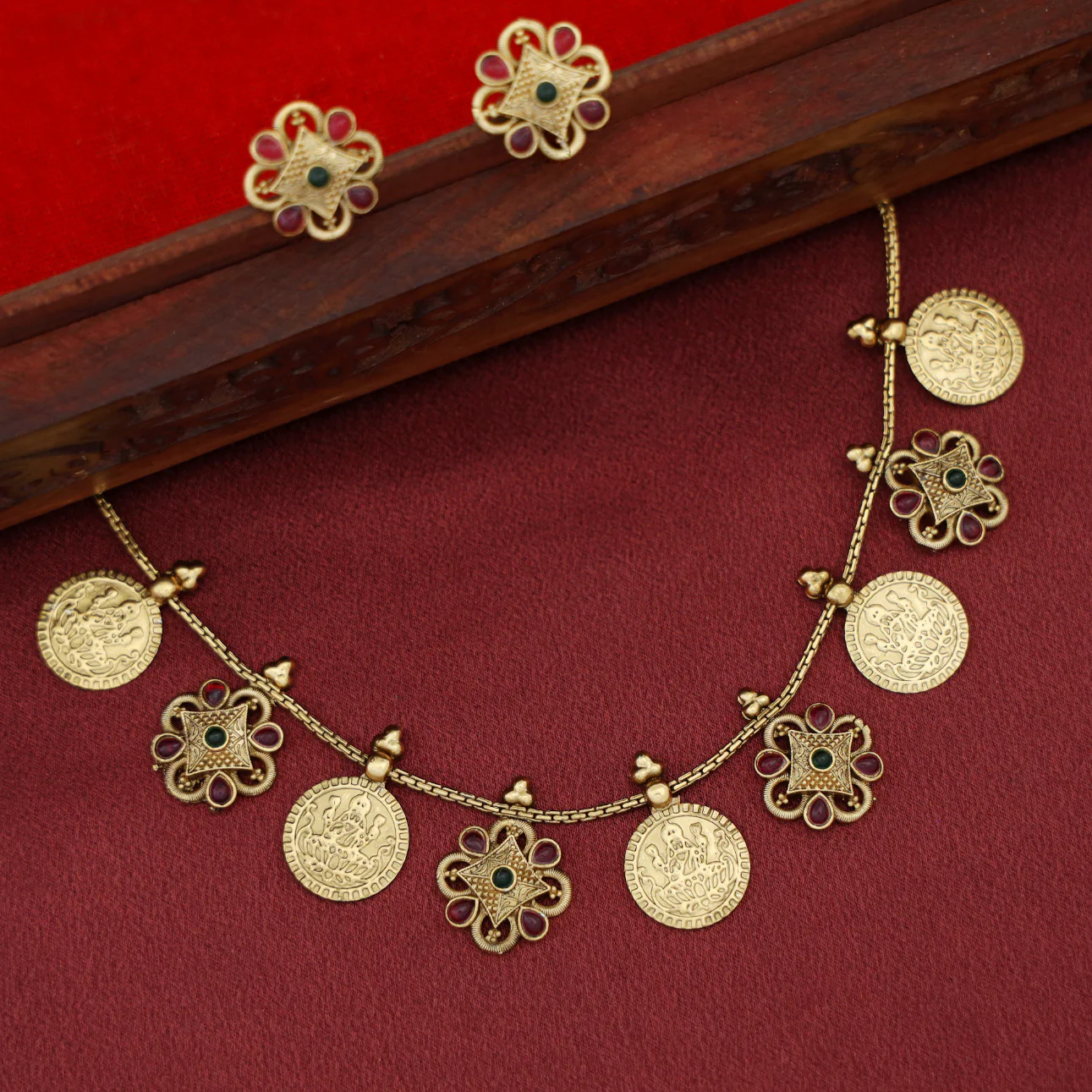 Jismitha Flower Kashi  Short Neckpiece With Stud - Image 4