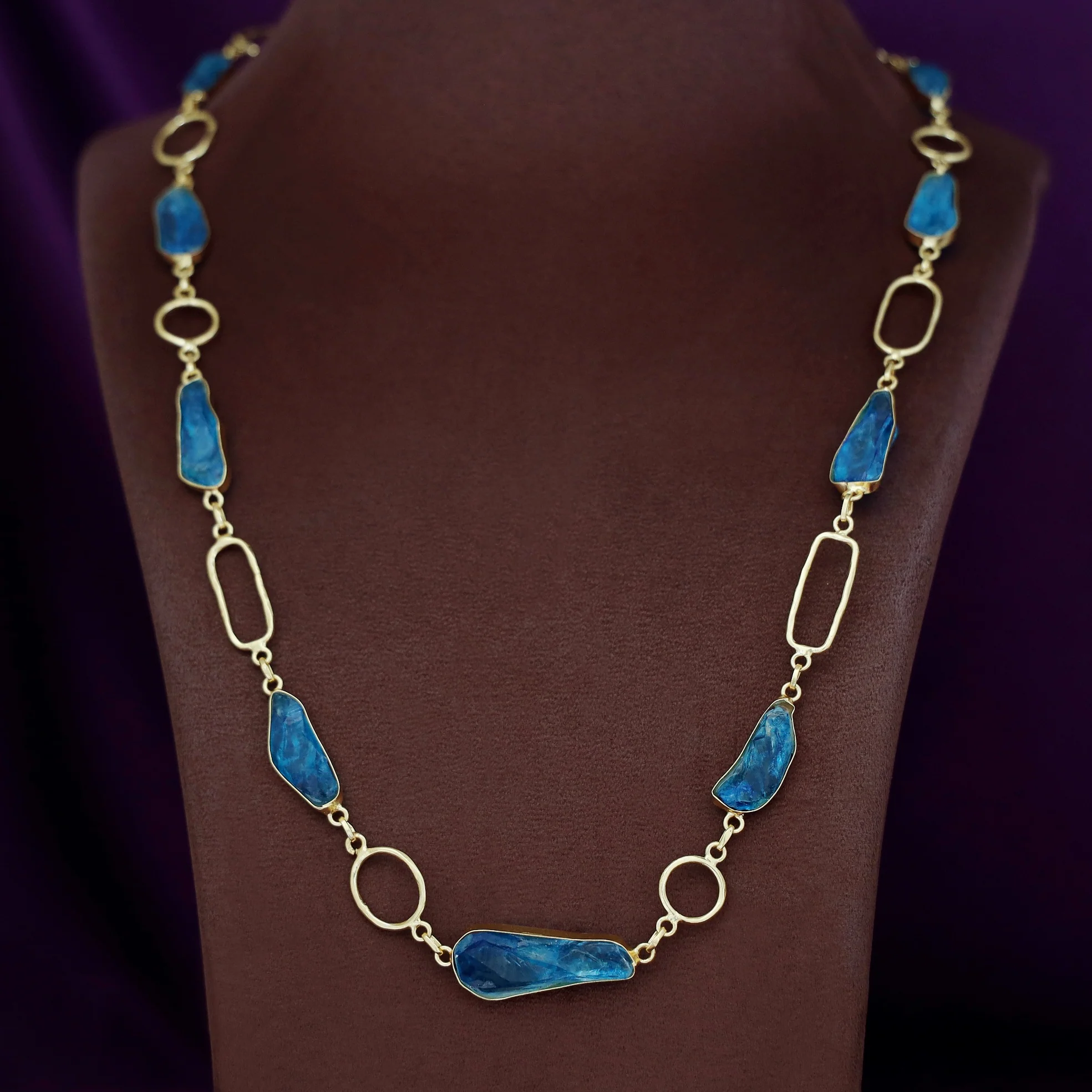 Jisna Golden Hammered Rectangle Circle Dyed Stone Neckpiece - Image 4