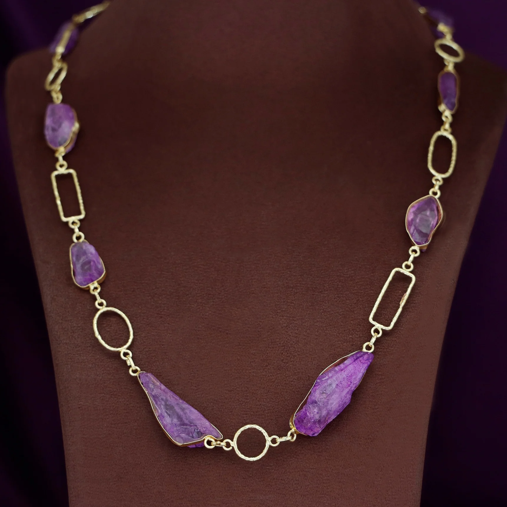 Jisna Golden Hammered Rectangle Circle Dyed Stone Neckpiece - Image 8