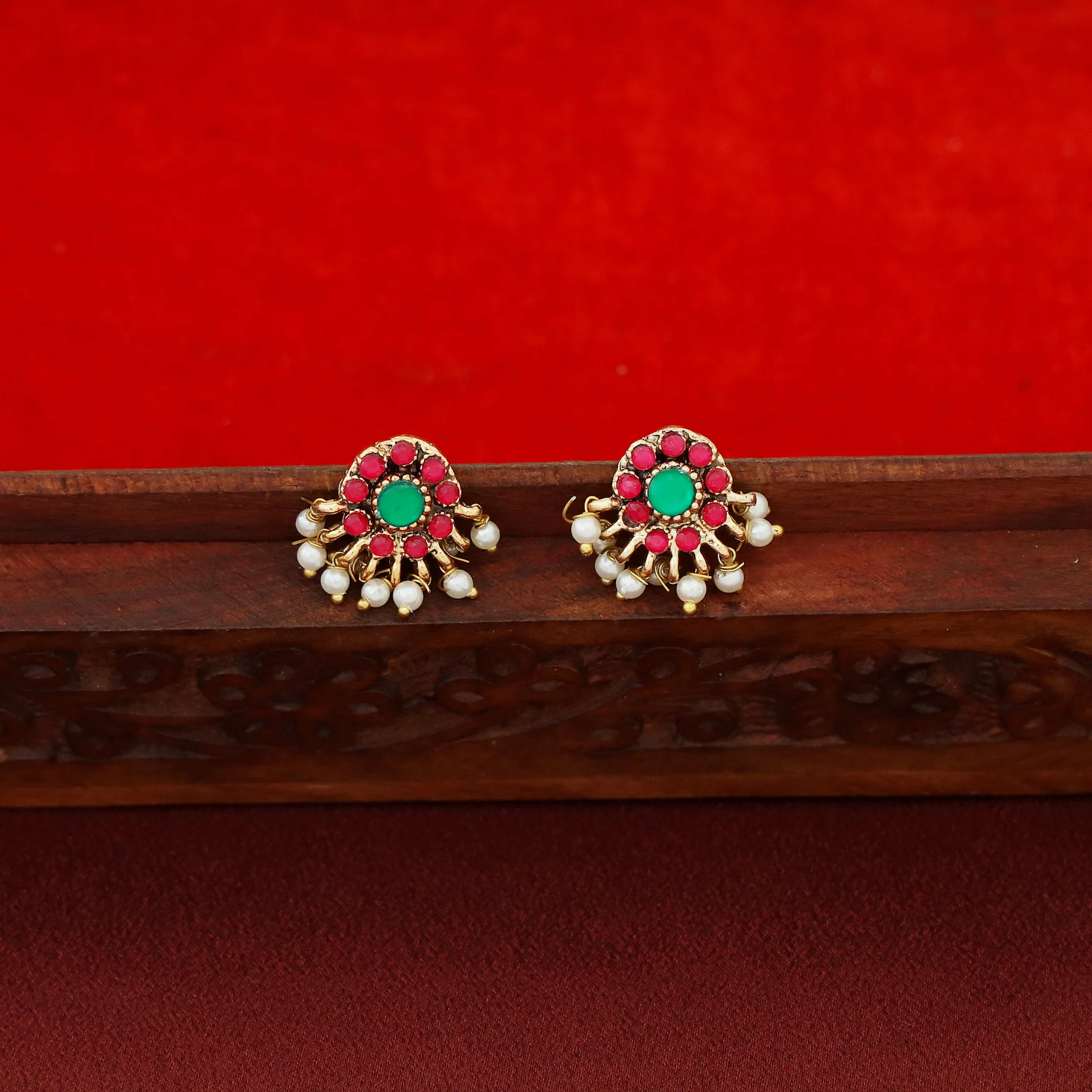 Jivitha 5 Floral Cluster Pearl Short Neckpiece With Stud - Image 4
