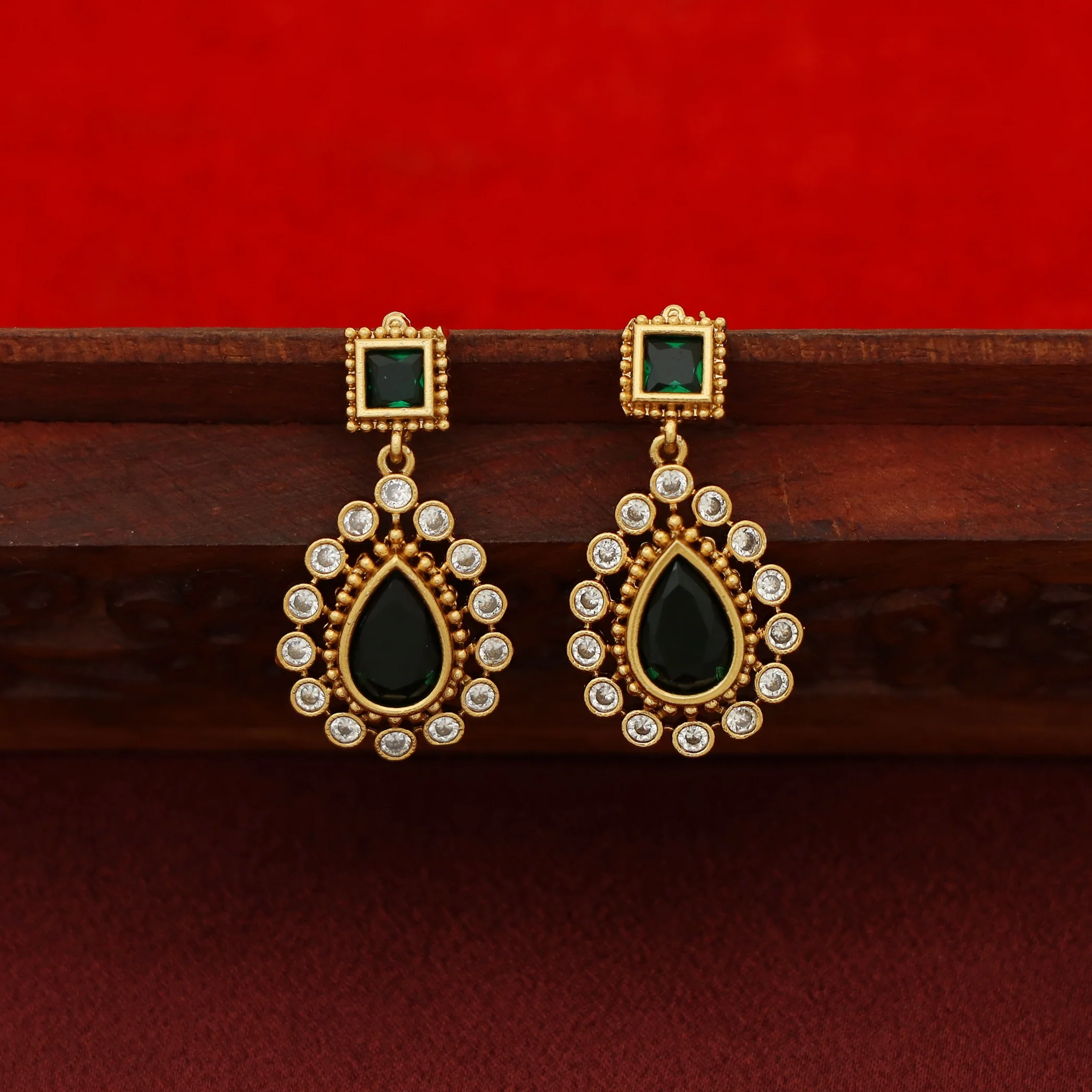 Jyotika  Drop Glossy Short Neckpiece With Earring - Image 5