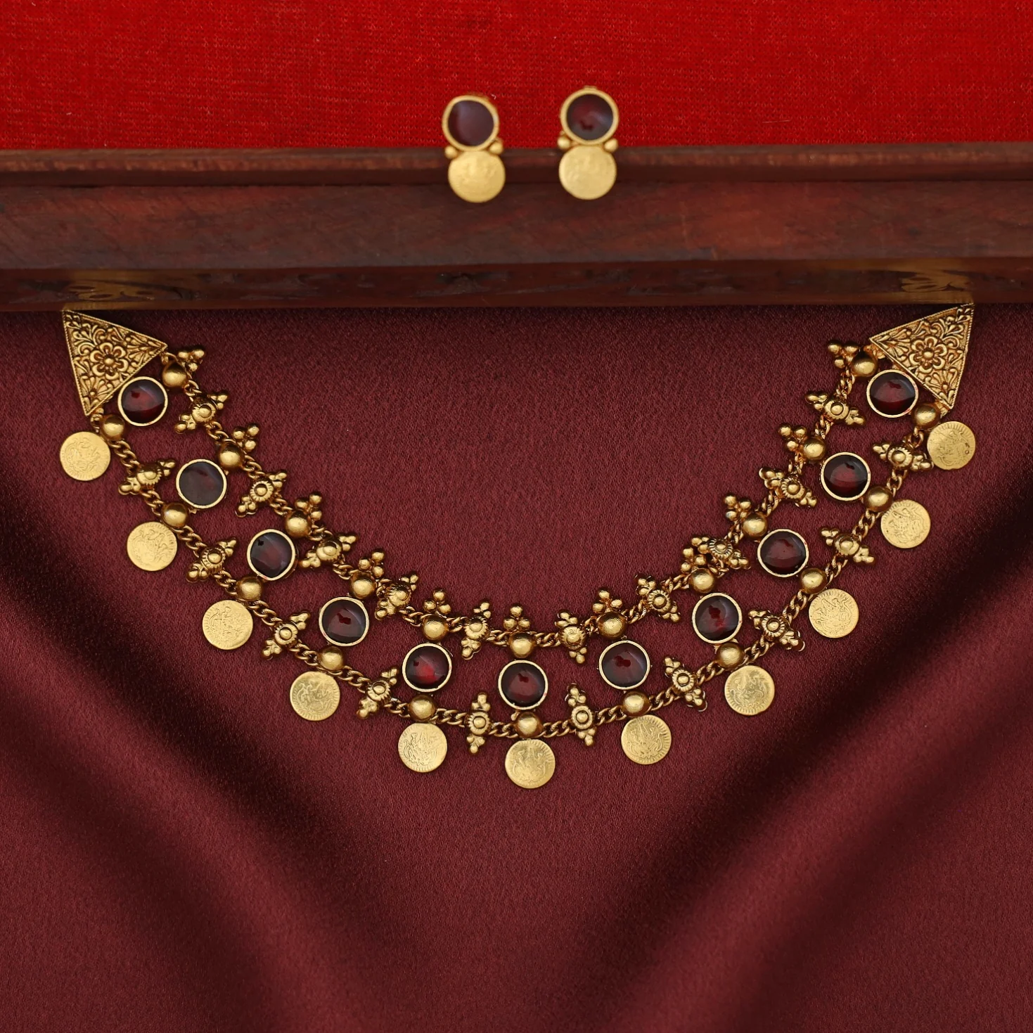 Jyotirmayee Mini Kashi Circle Enamel Choker With Earring - Image 3