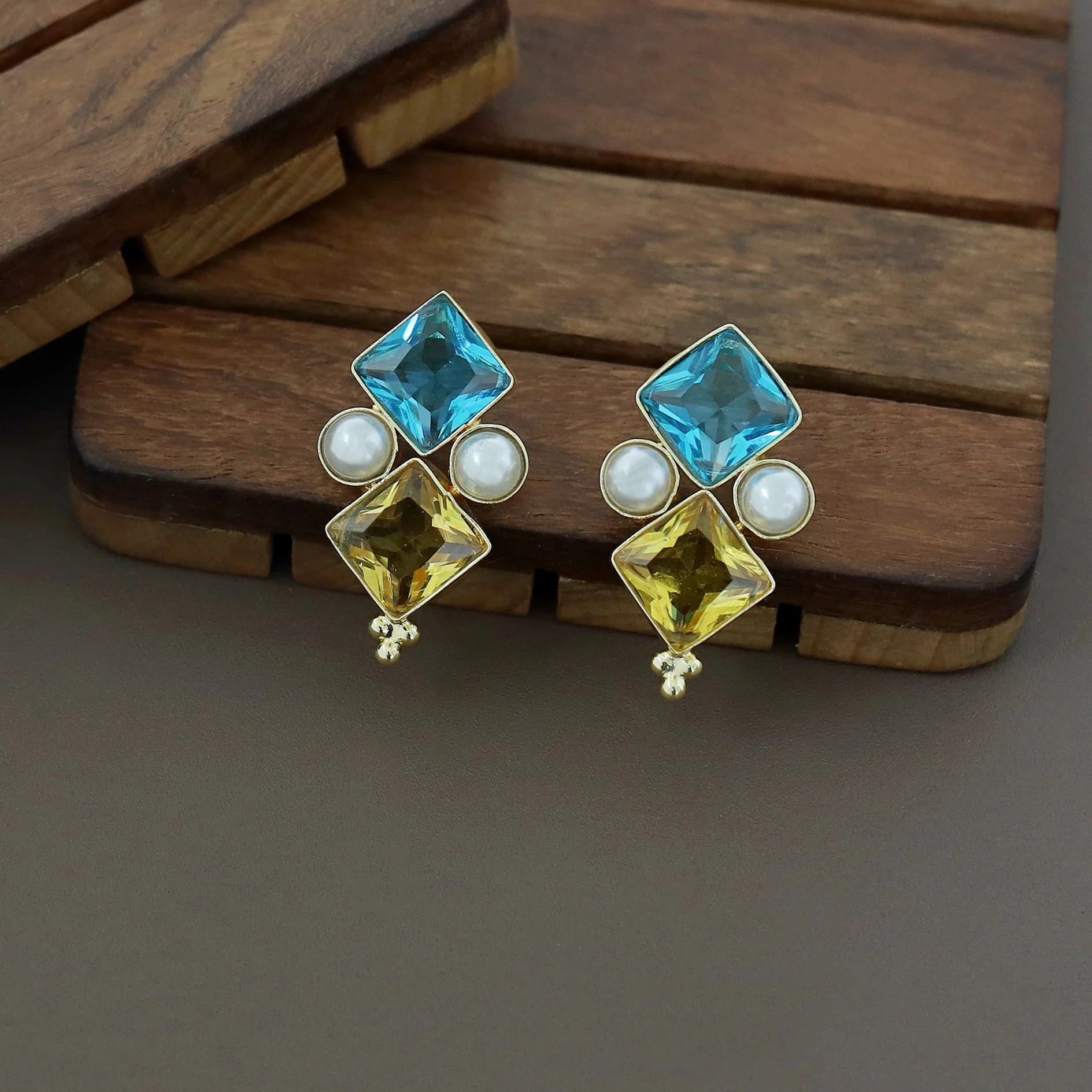 Kamalika Twin Circle Glossy With Pearl Earring - Image 2