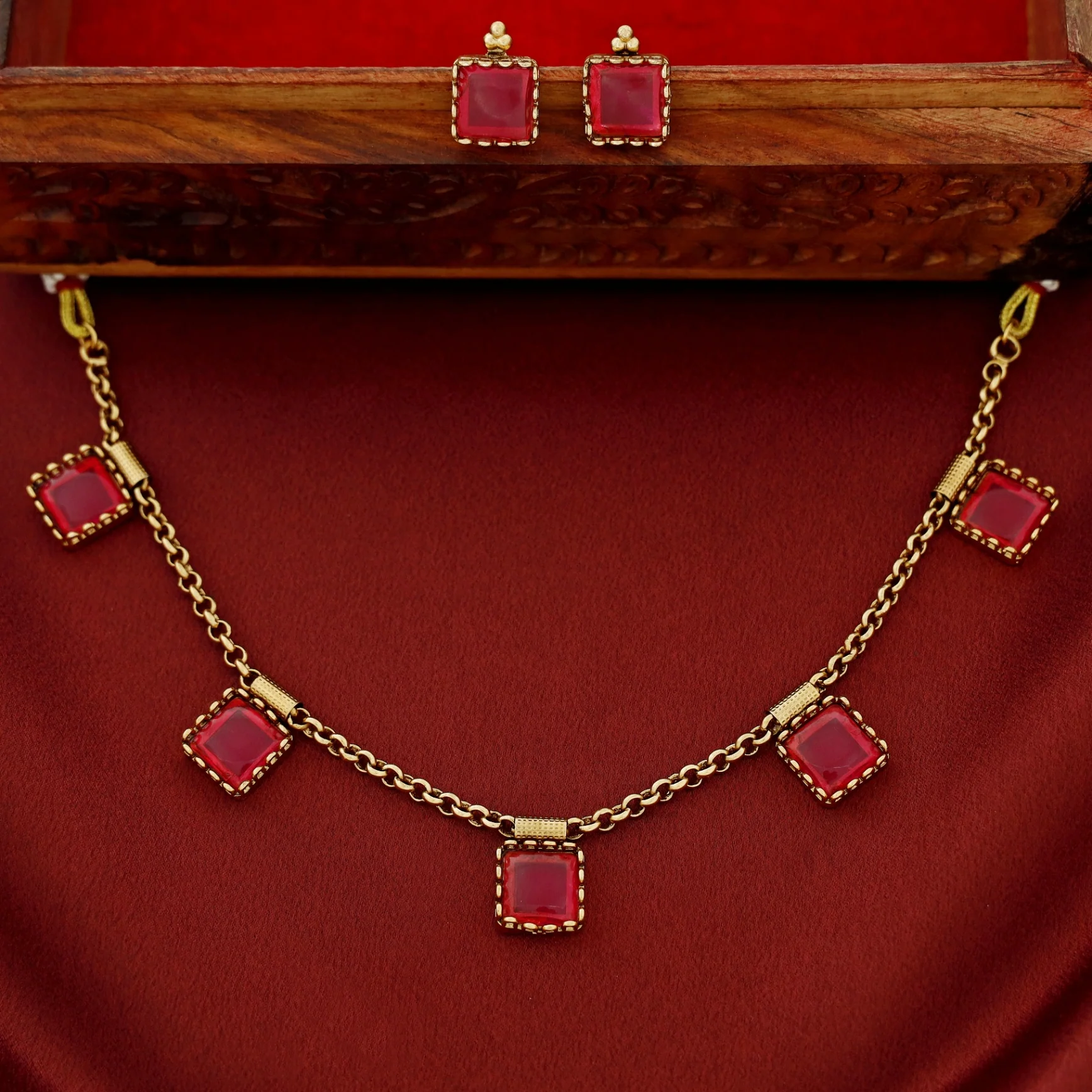 Kareena 5 Kemp Stone Short Neckpiece With Stud - Image 4