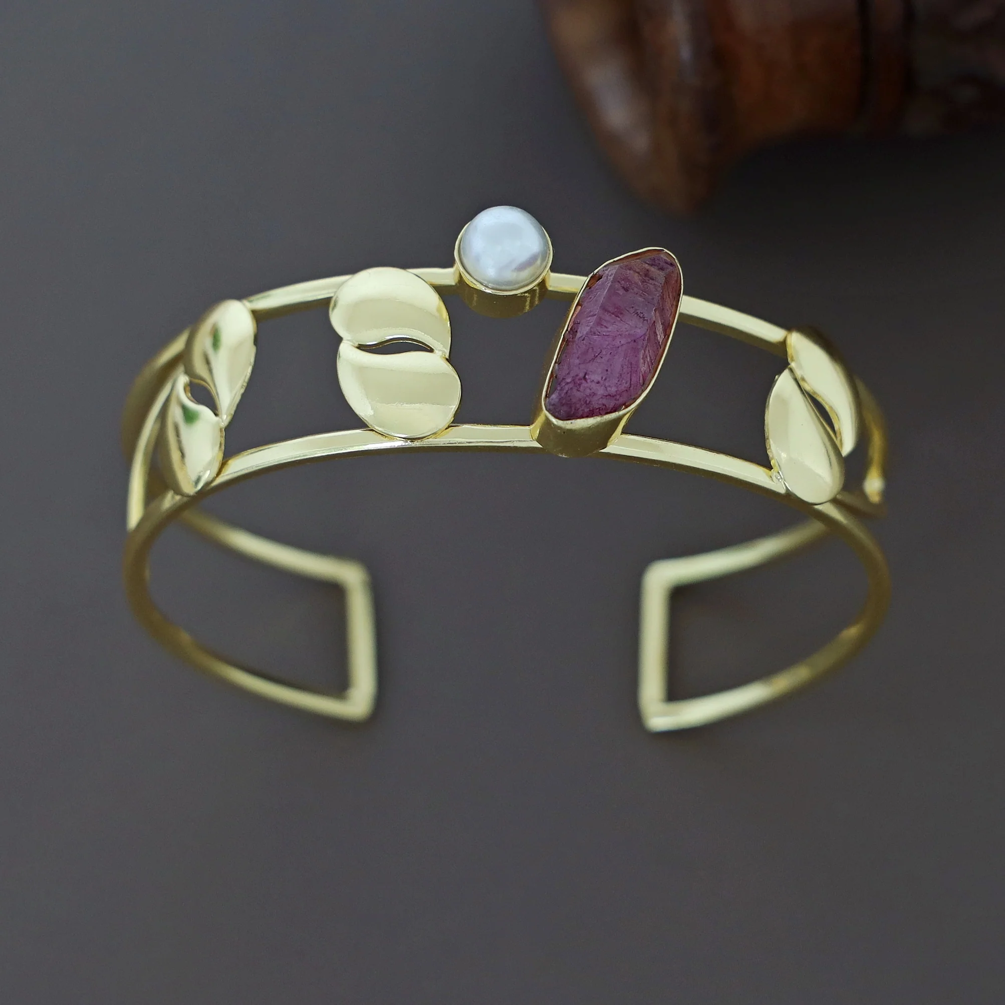 Kashmira Golden Dyed Stone Pearl Bangle - Image 3