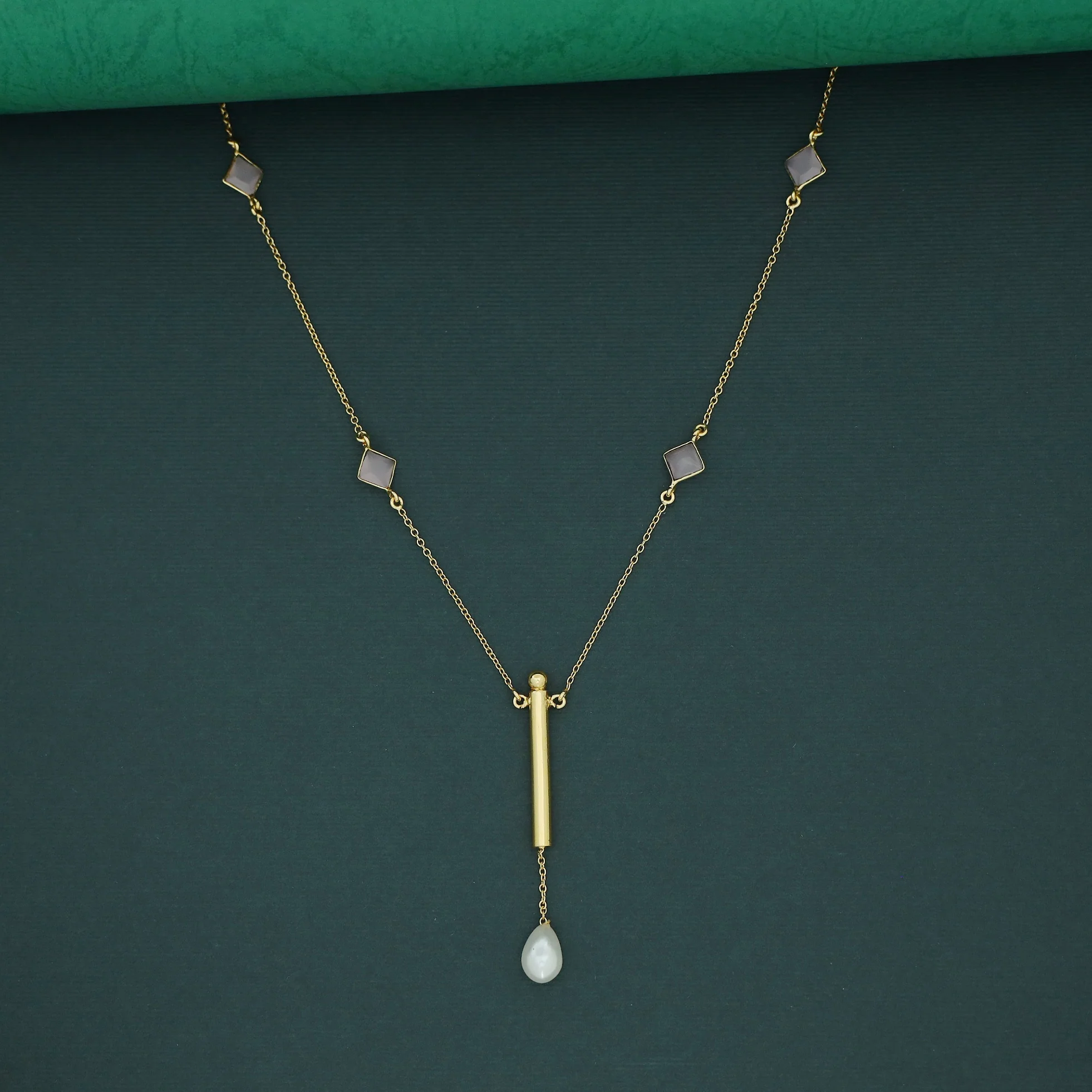 Tetra Glossy Stick Novalta Pearl Neckpiece - Image 3