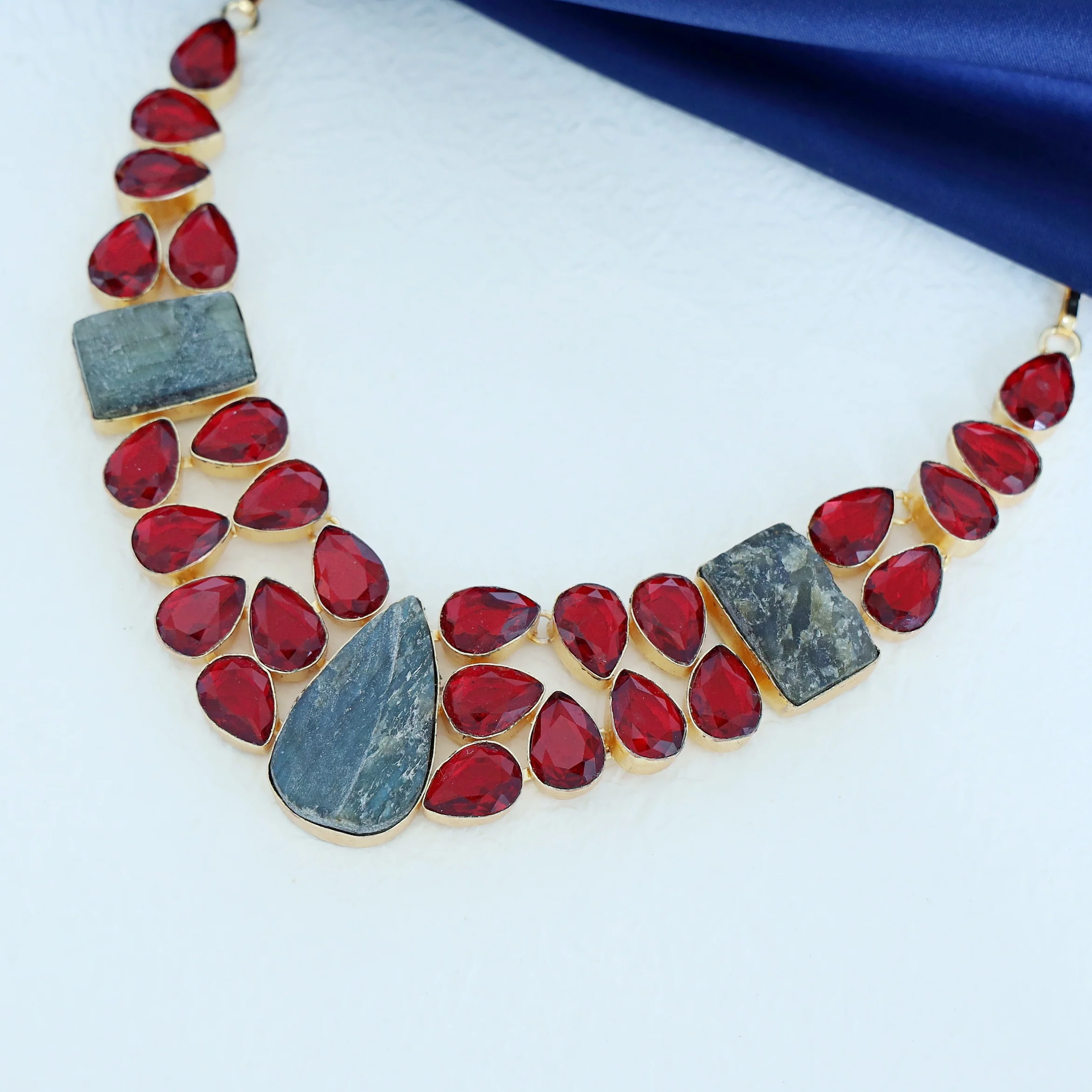 Kish Glossy Neckpiece - Image 3