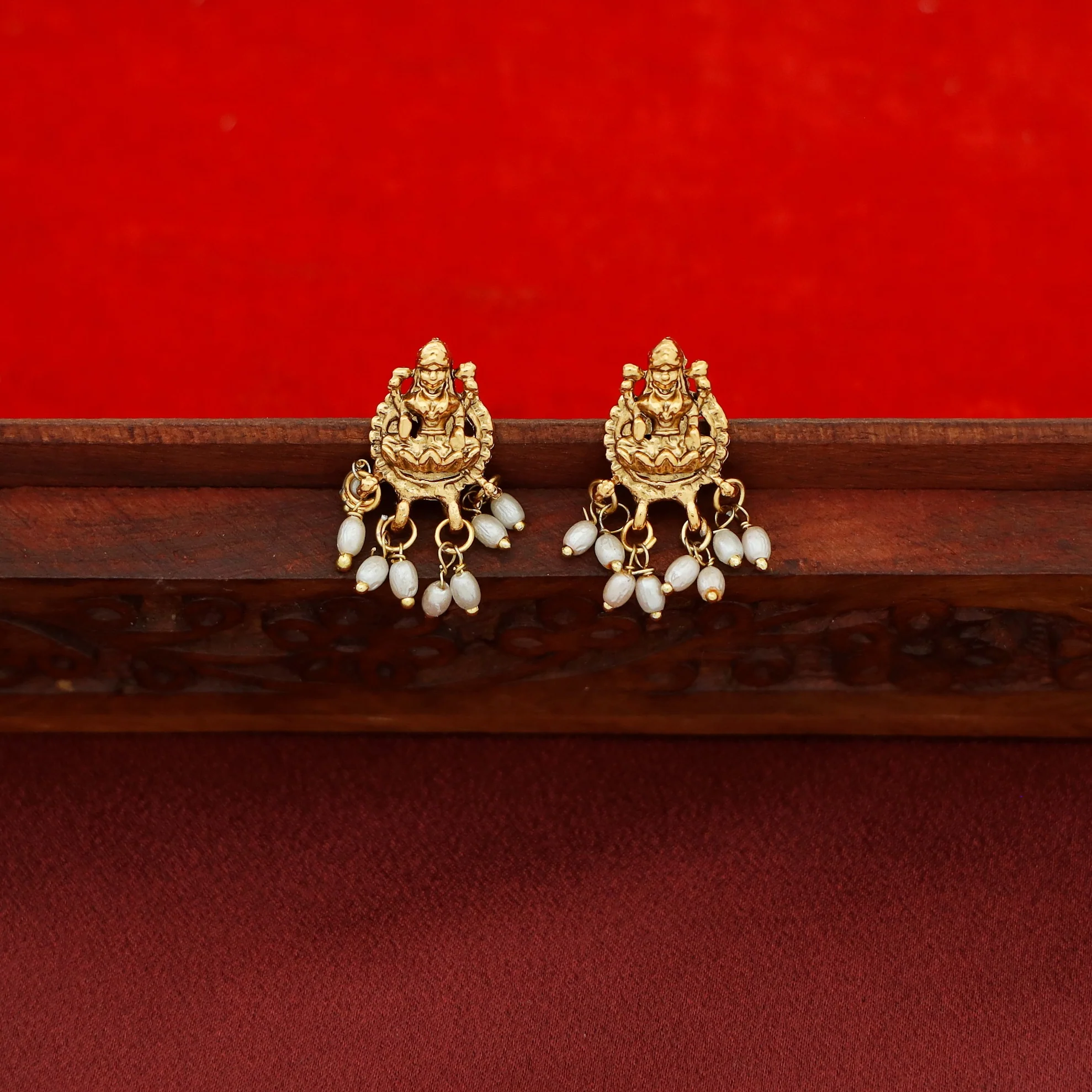 Kridhansha Rice Pearl Short Neckpiece With Earring - Image 4