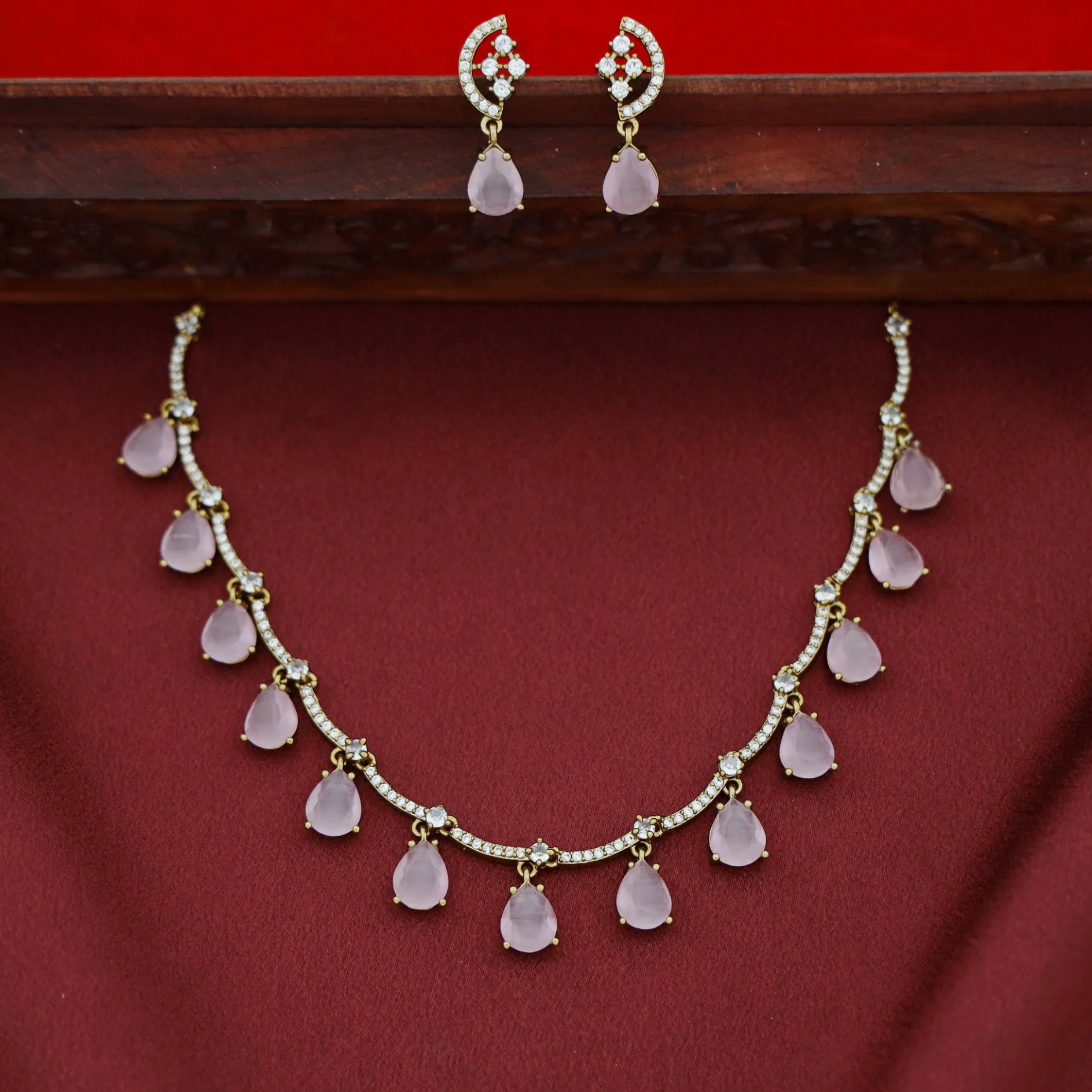 Kriyansha Claw Glossy Stone Neckpiece With Earring - Image 2