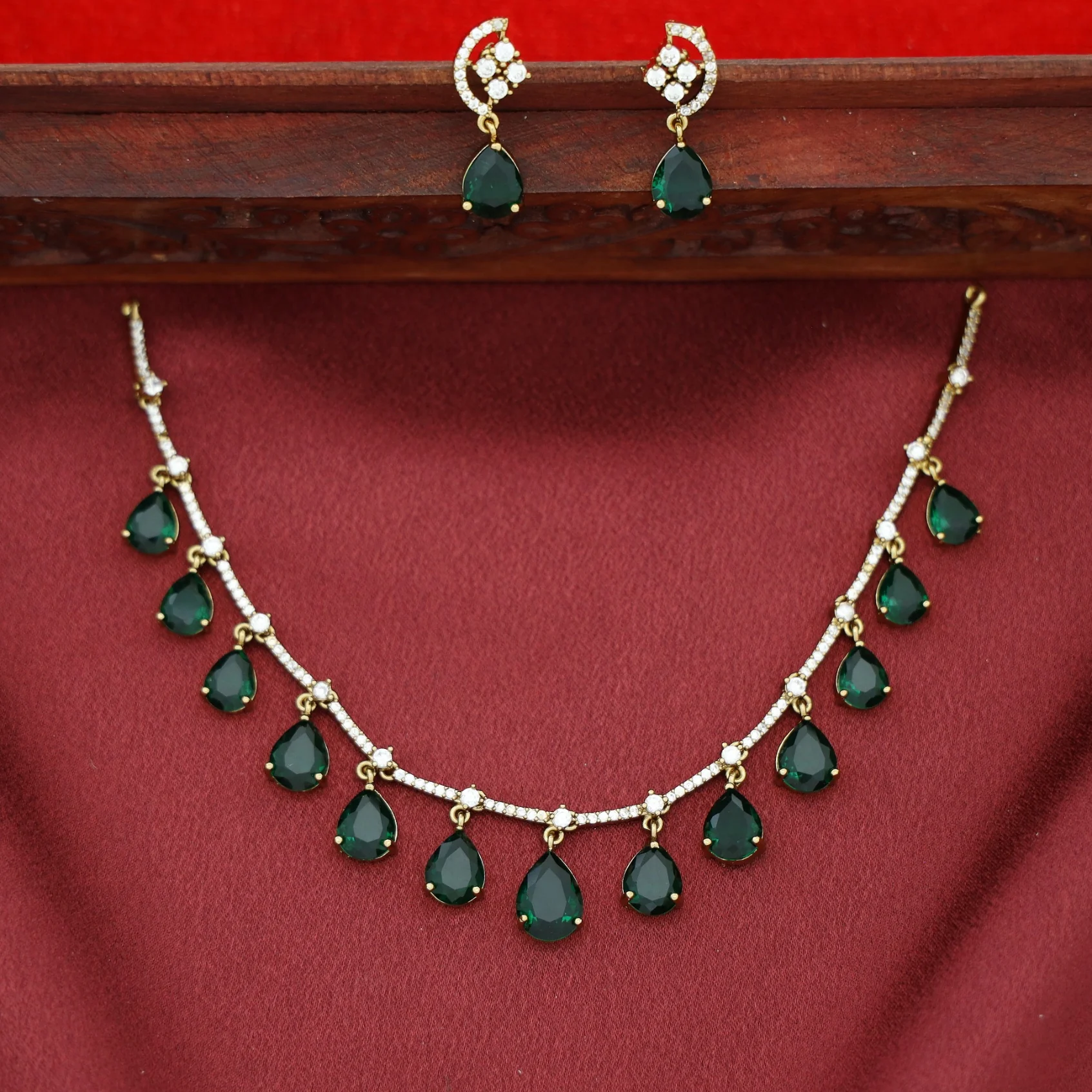 Kriyansha Claw Glossy Stone Neckpiece With Earring - Image 3