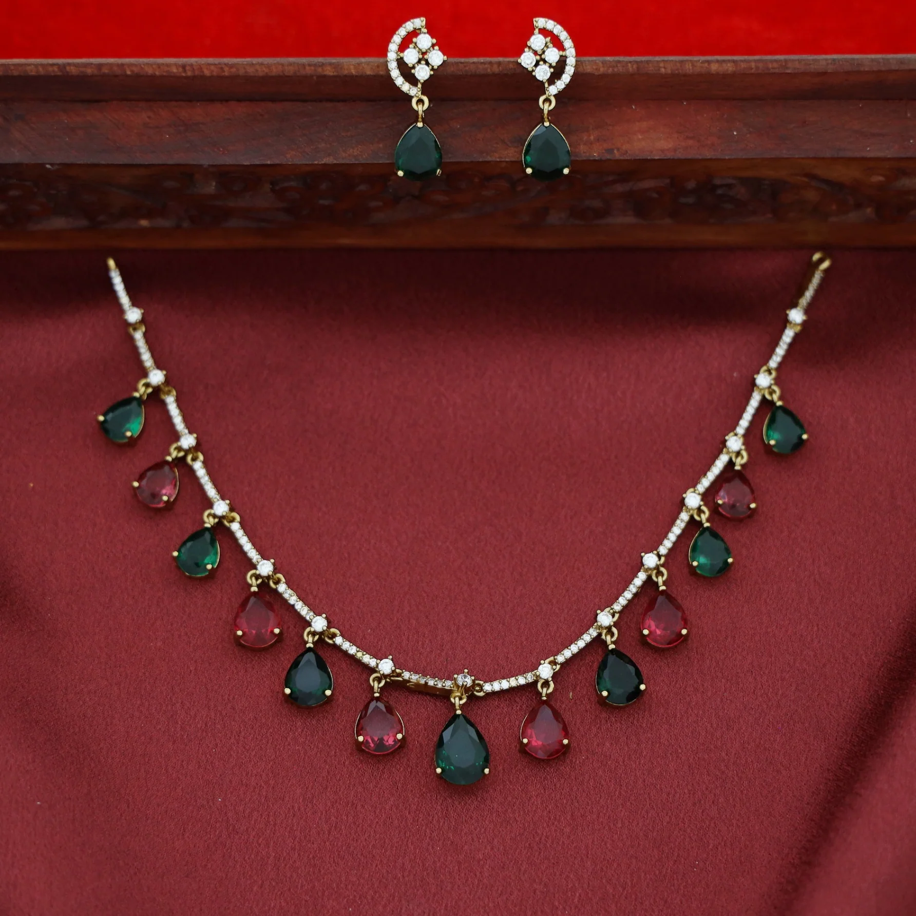 Kriyansha Claw Glossy Stone Neckpiece With Earring - Image 4