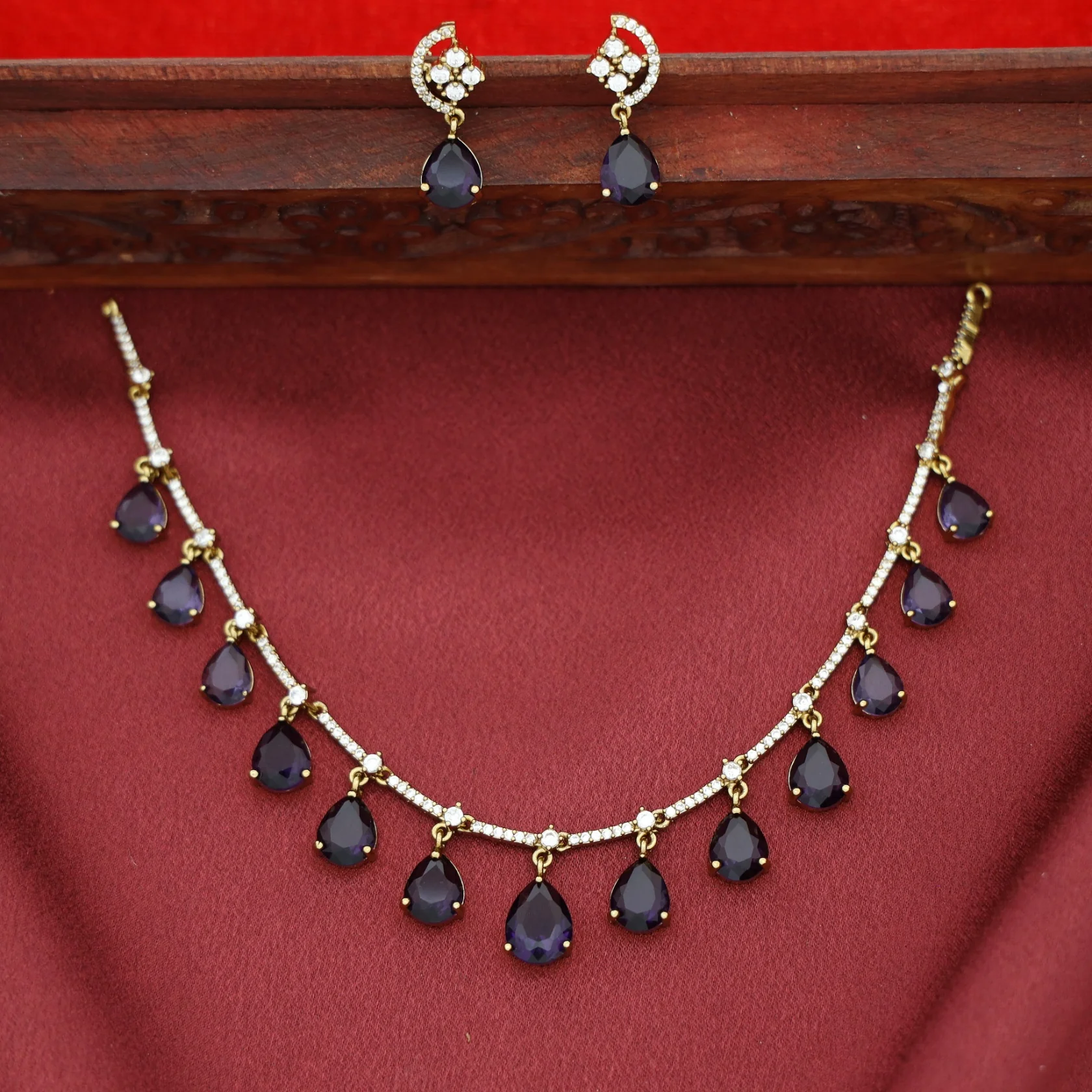 Kriyansha Claw Glossy Stone Neckpiece With Earring - Image 5