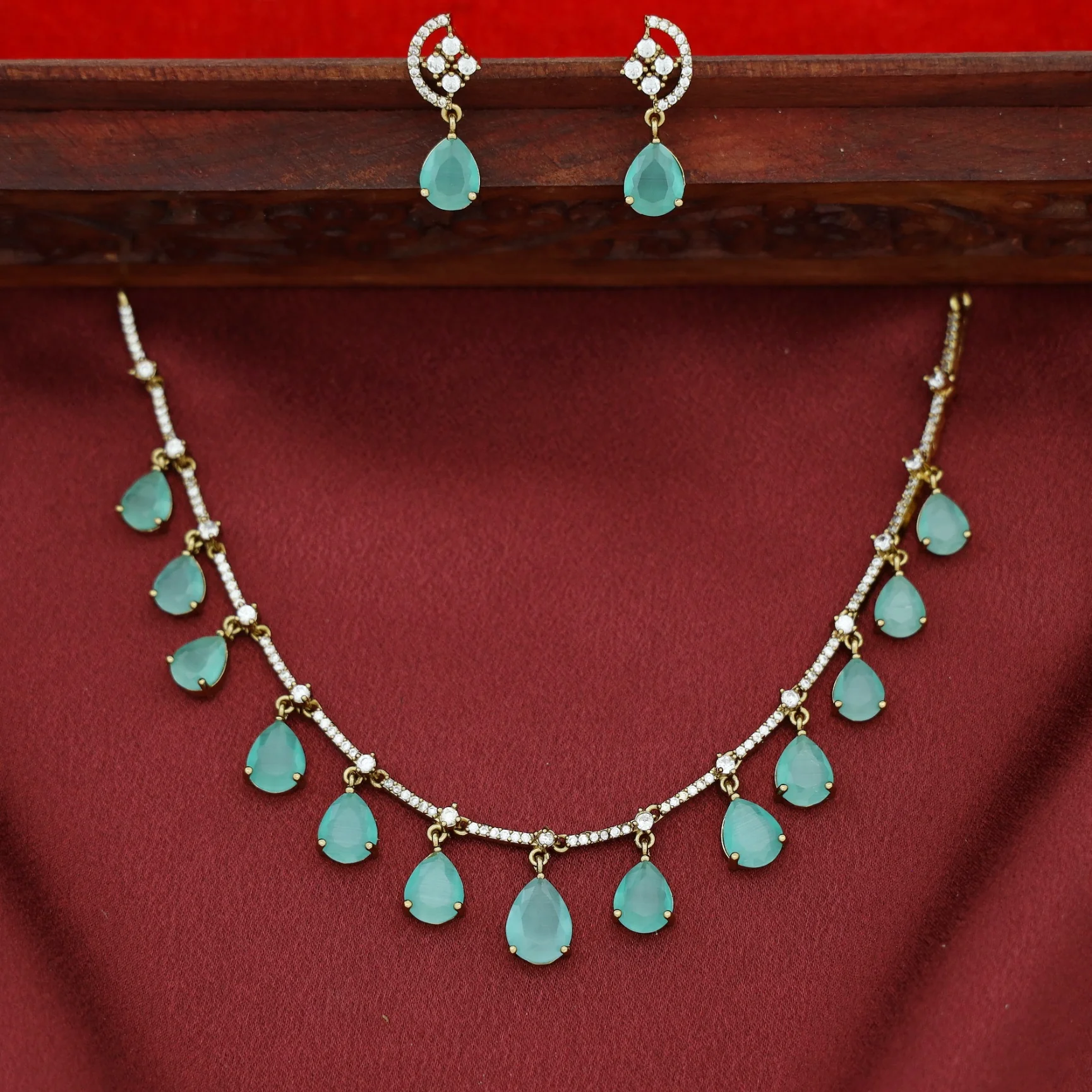 Kriyansha Claw Glossy Stone Neckpiece With Earring - Image 6