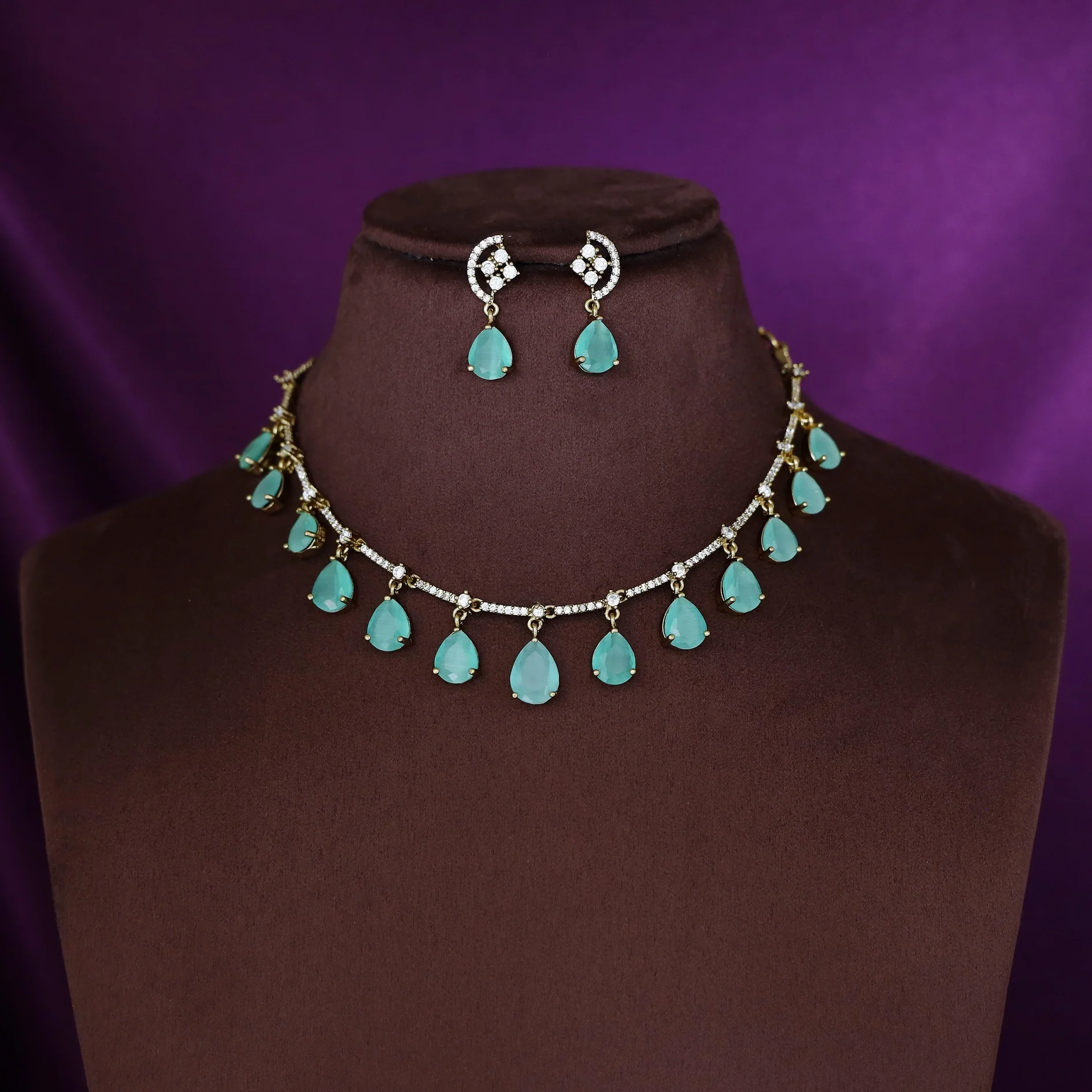 Kriyansha Claw Glossy Stone Neckpiece With Earring - Image 7