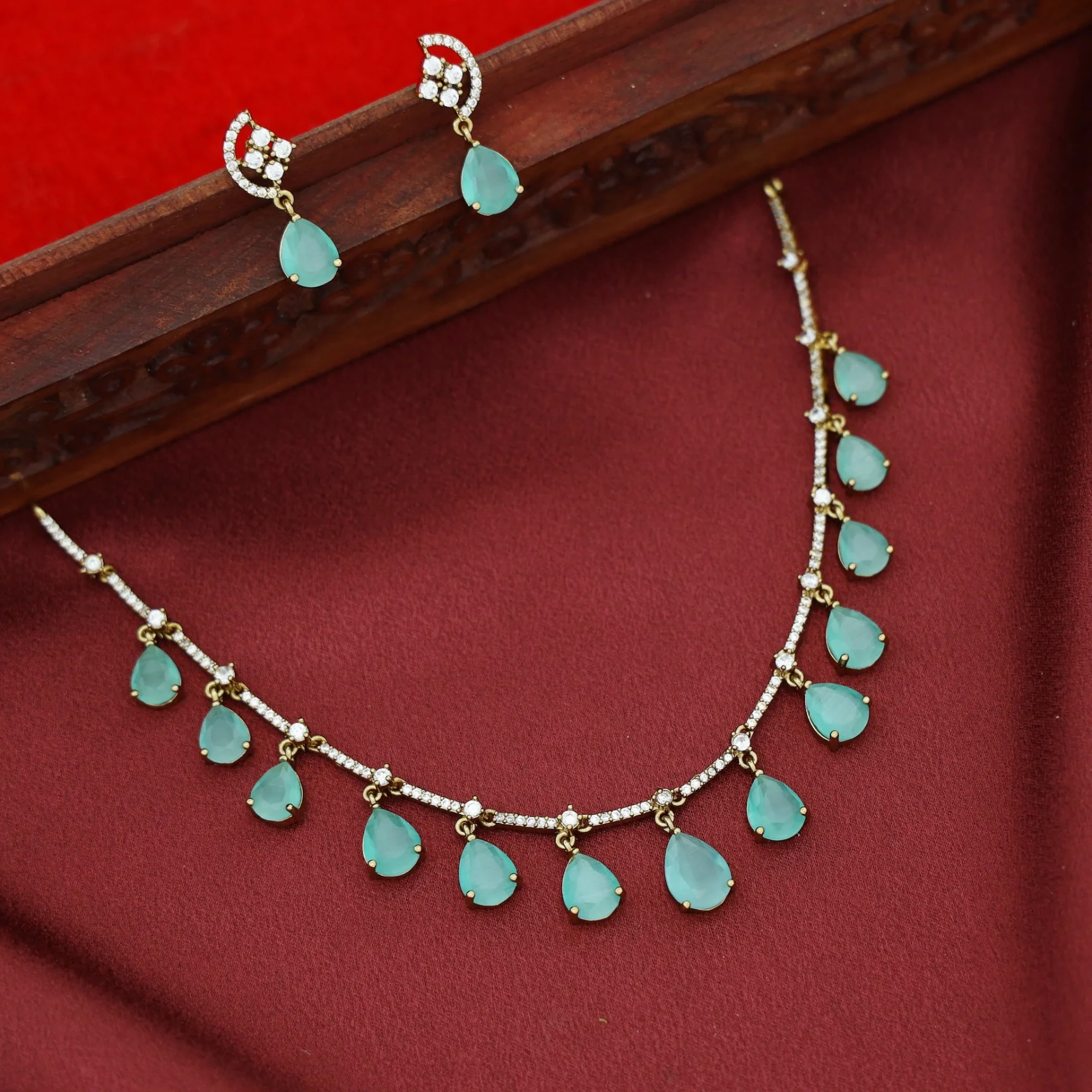 Kriyansha Claw Glossy Stone Neckpiece With Earring - Image 8