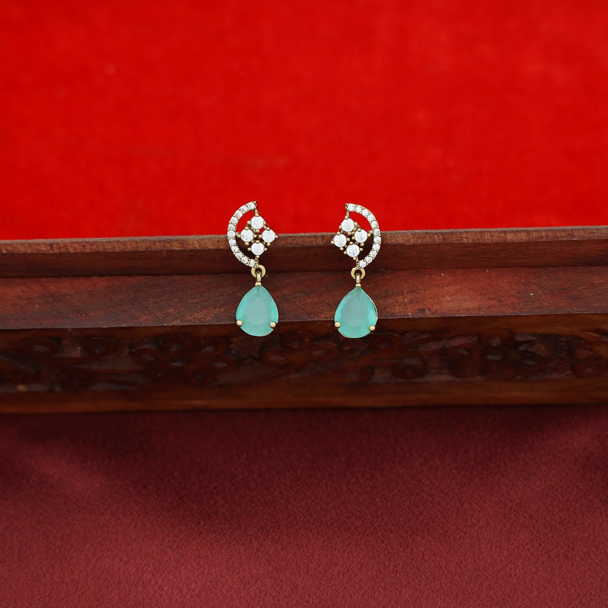 Kriyansha Claw Glossy Stone Neckpiece With Earring - Image 9