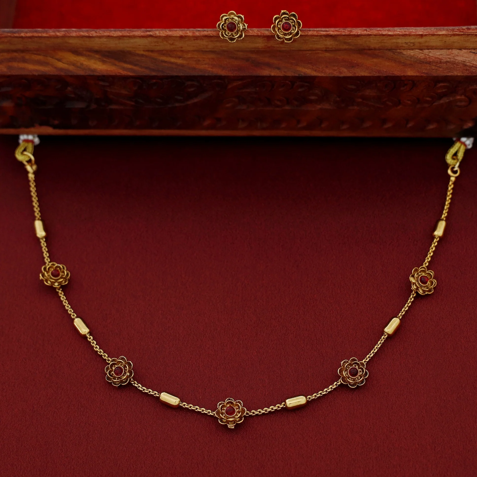 Krishnavi Maheera Stoned Flower Short Neckpiece With Flower Stud - Image 4