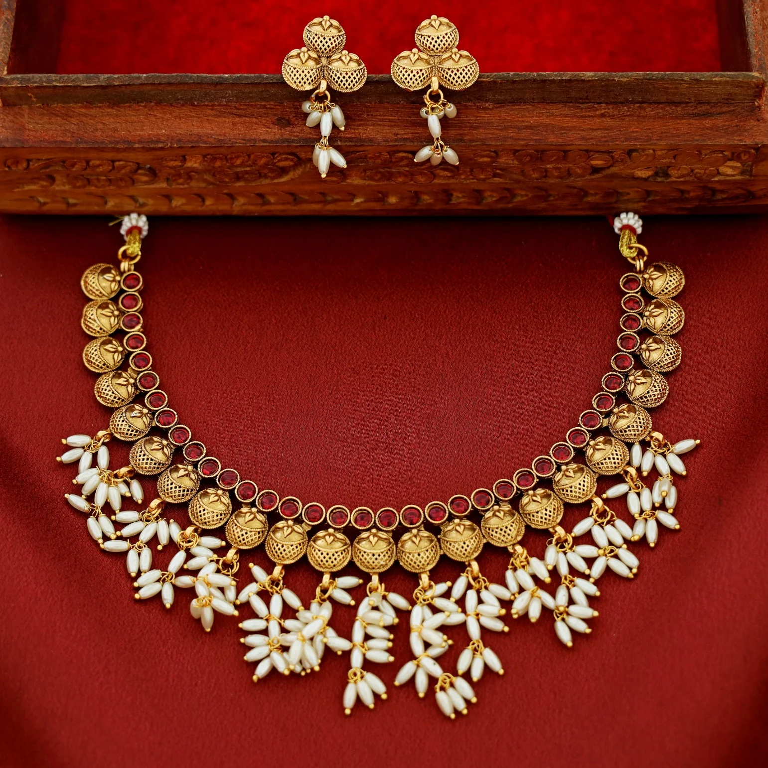 Kshama Circle Bunch Rice Pearl Short Neckpiece With Earring - Image 3
