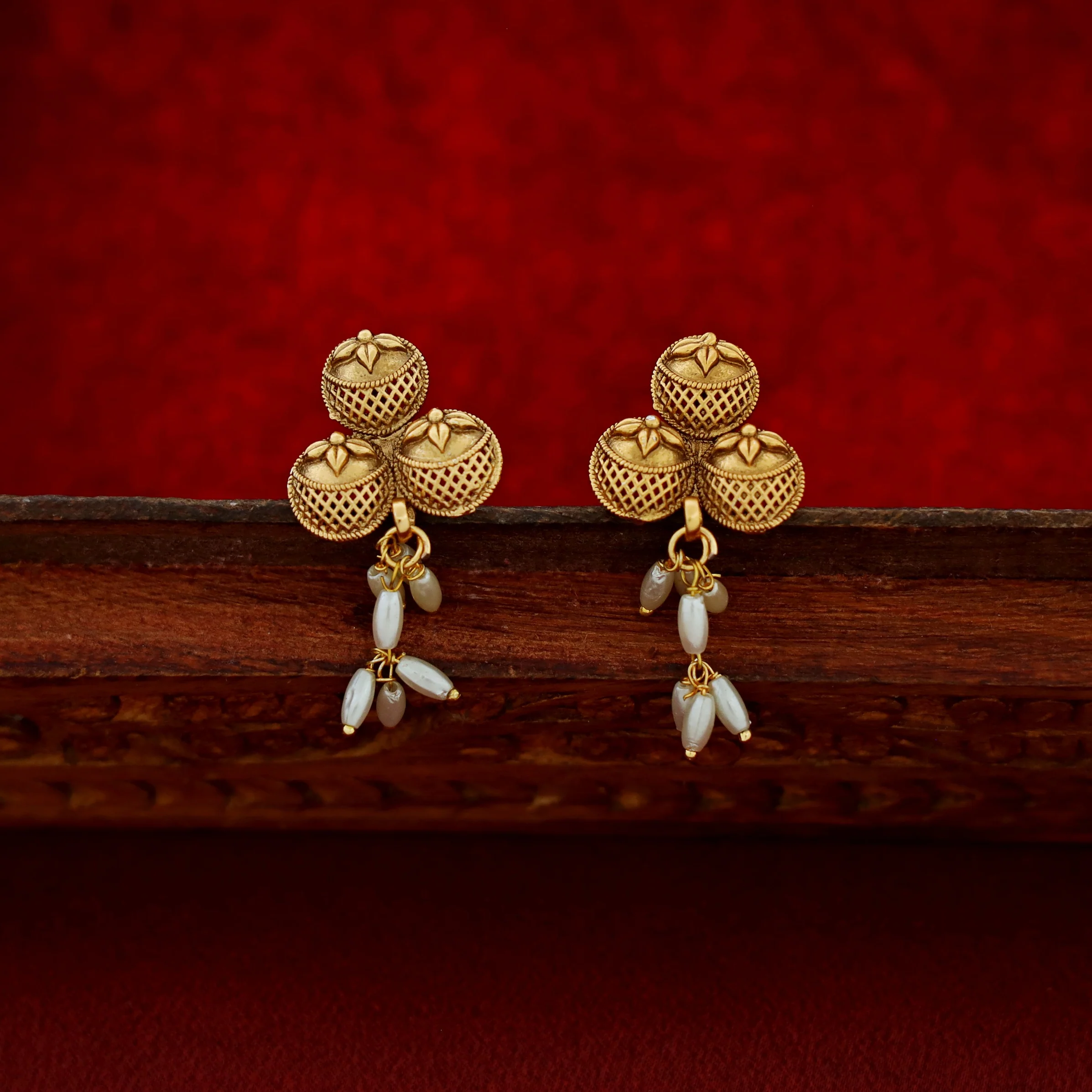 Kshama Circle Bunch Rice Pearl Short Neckpiece With Earring - Image 7