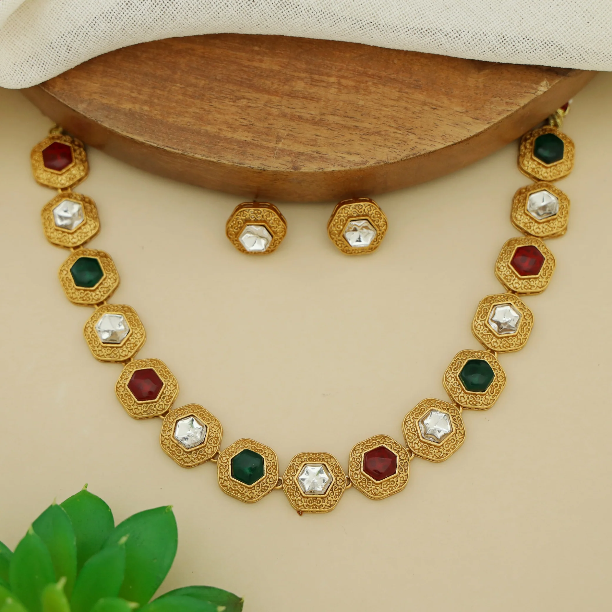 Lahira Hexagon Glossy Stone Kundan Short Neckpiece With Stud - Image 2