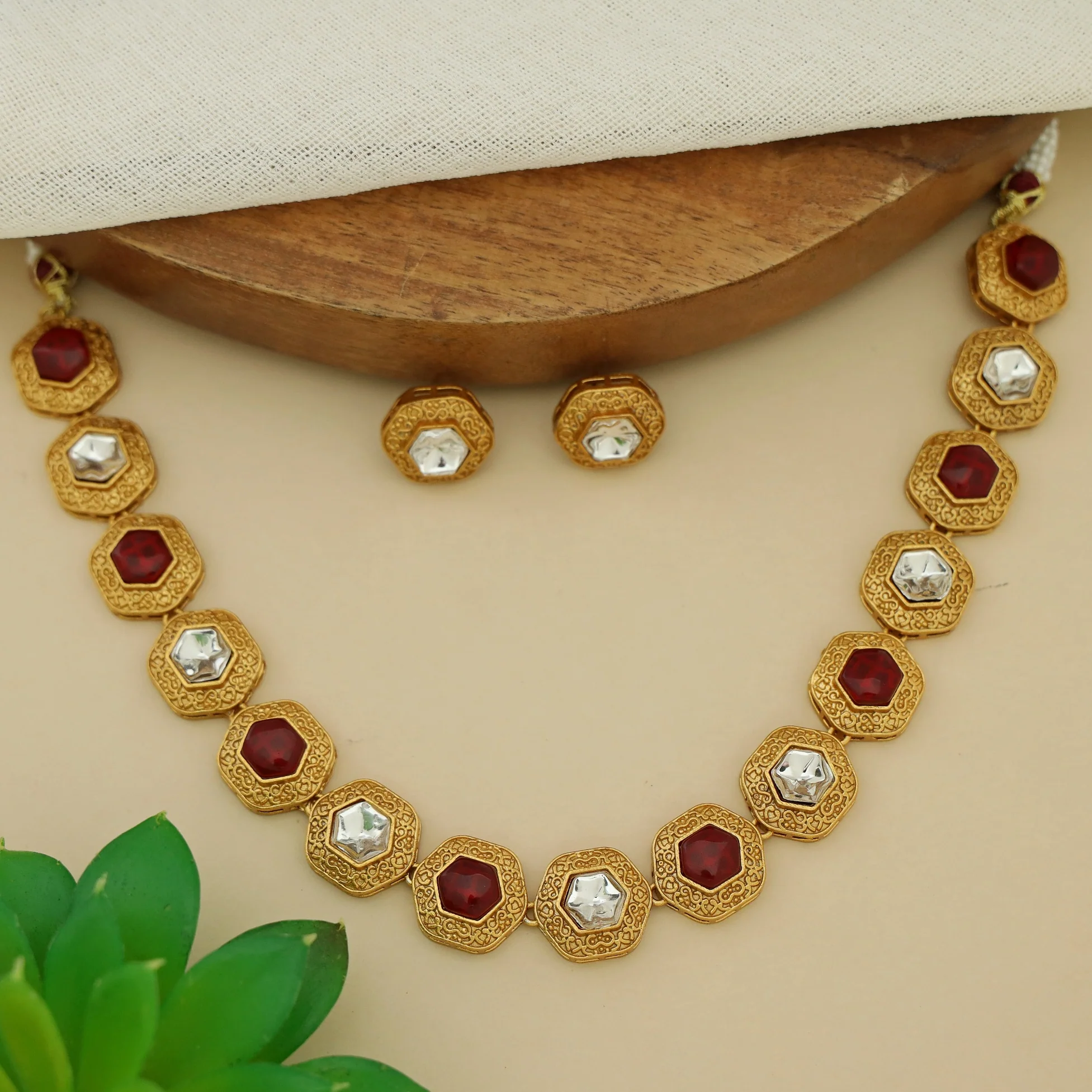 Lahira Hexagon Glossy Stone Kundan Short Neckpiece With Stud - Image 3