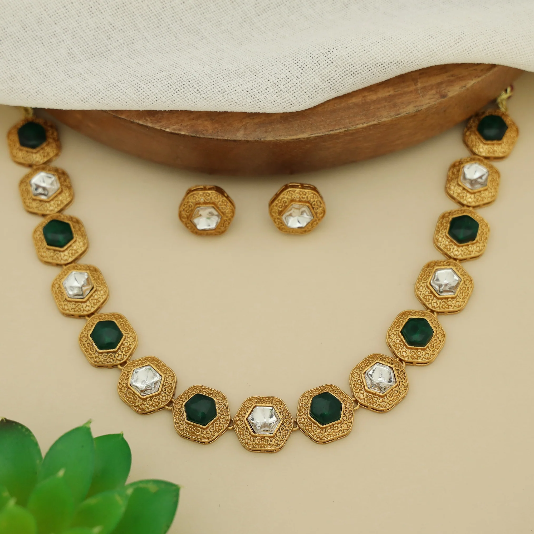 Lahira Hexagon Glossy Stone Kundan Short Neckpiece With Stud - Image 4