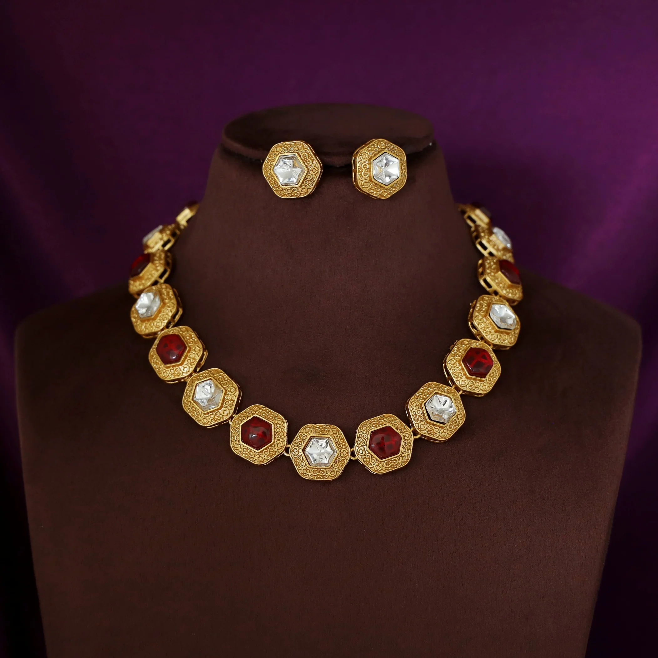 Lahira Hexagon Glossy Stone Kundan Short Neckpiece With Stud - Image 5