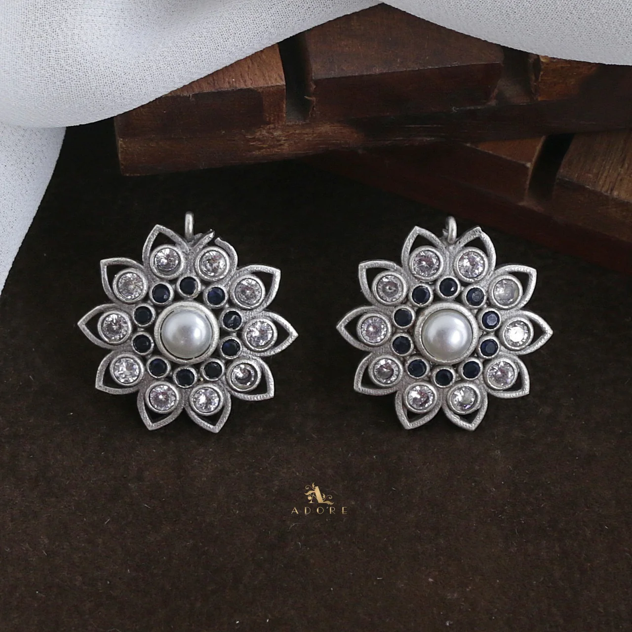 Larvia Flower Earring - Image 9