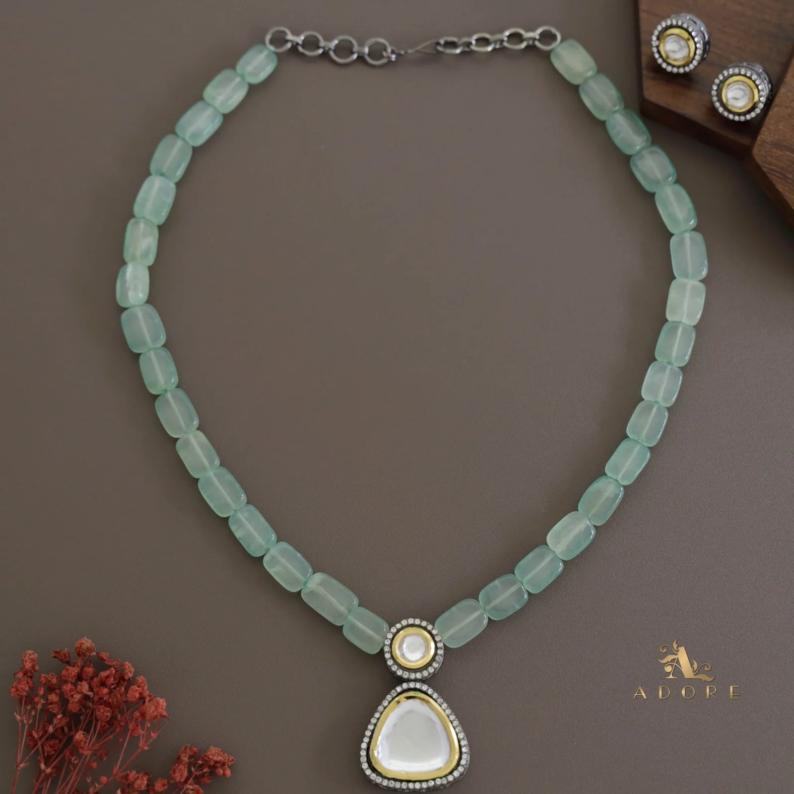 Lavanika kundan Neckpiece With Stud - Image 15