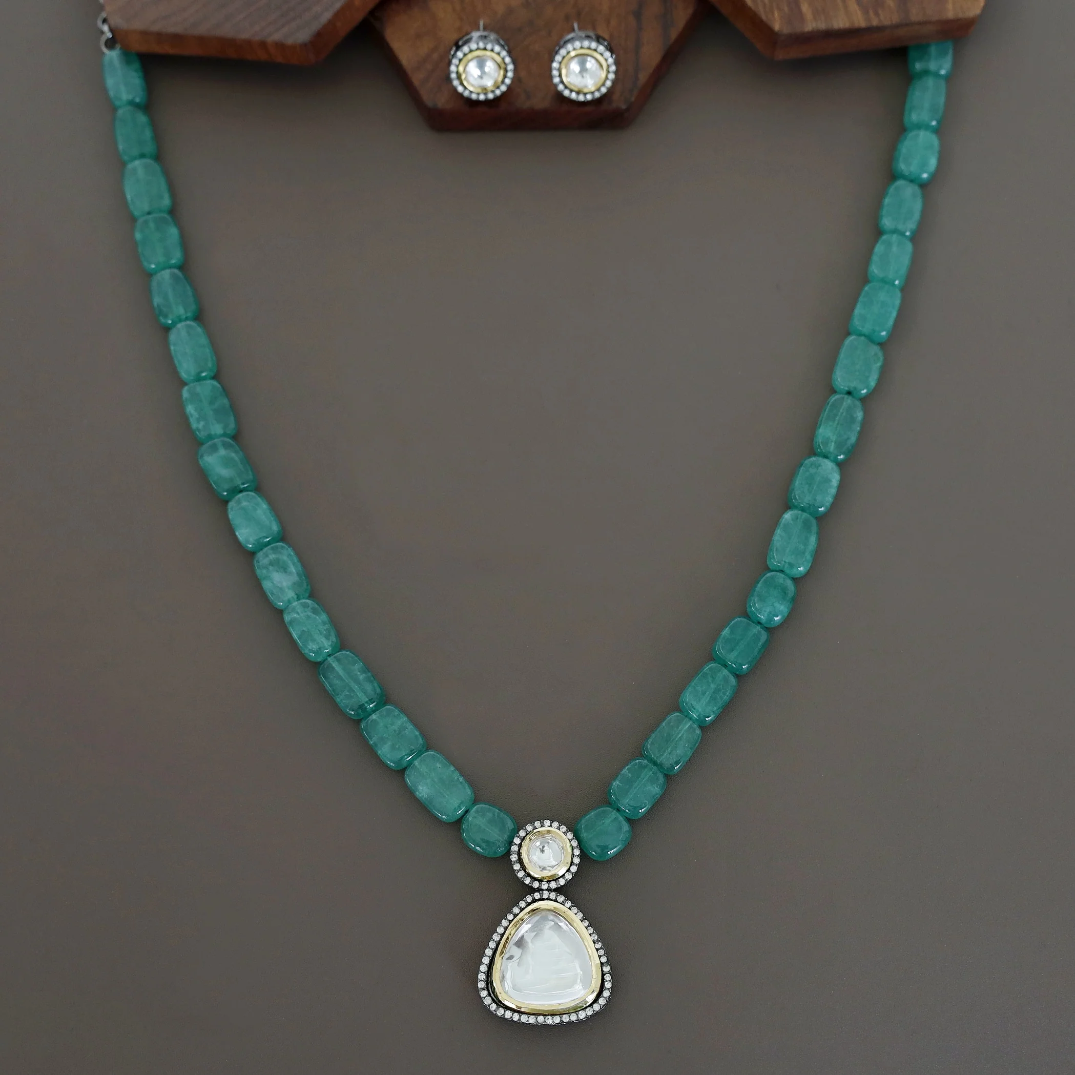 Lavanika kundan Neckpiece With Stud - Image 16