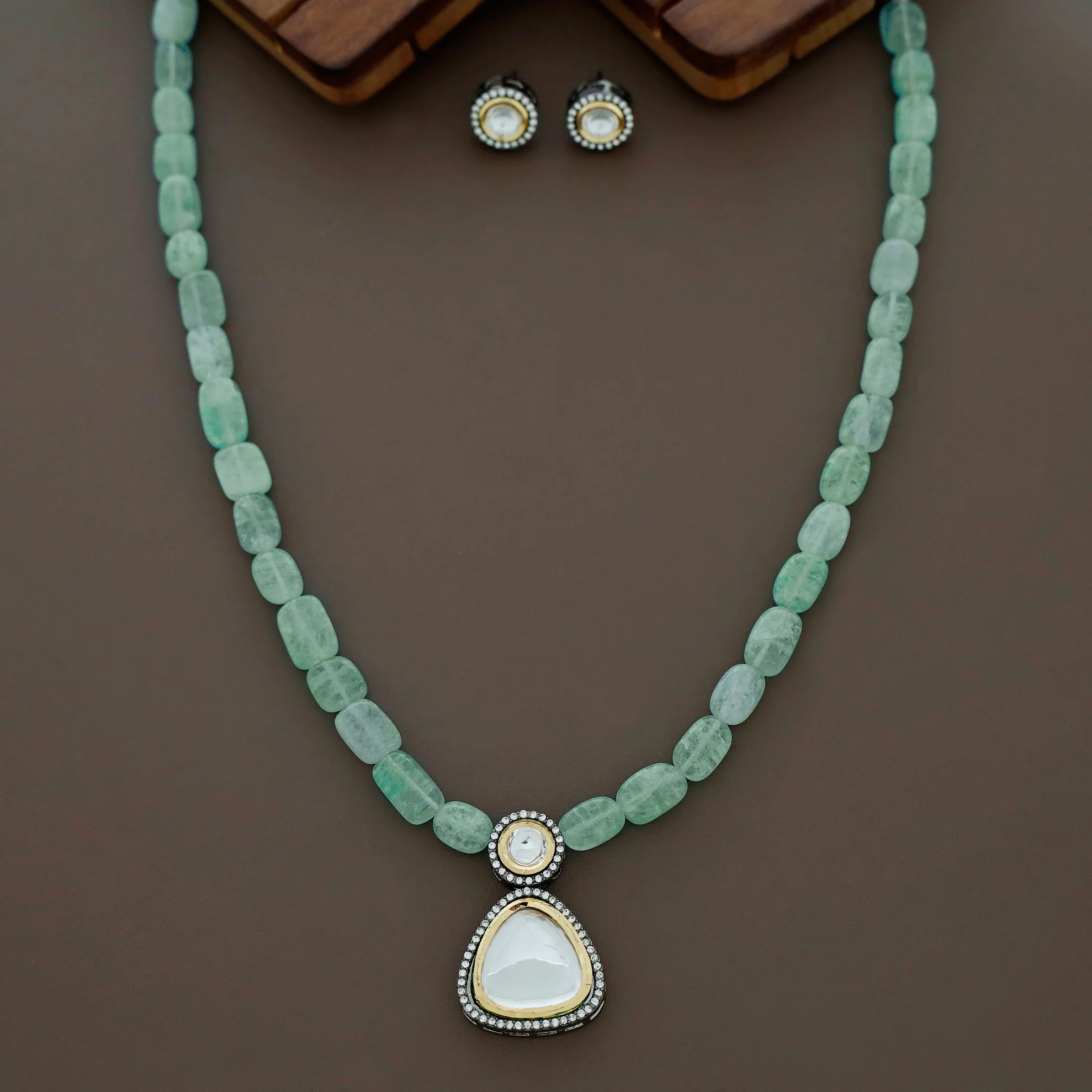 Lavanika kundan Neckpiece With Stud - Image 3
