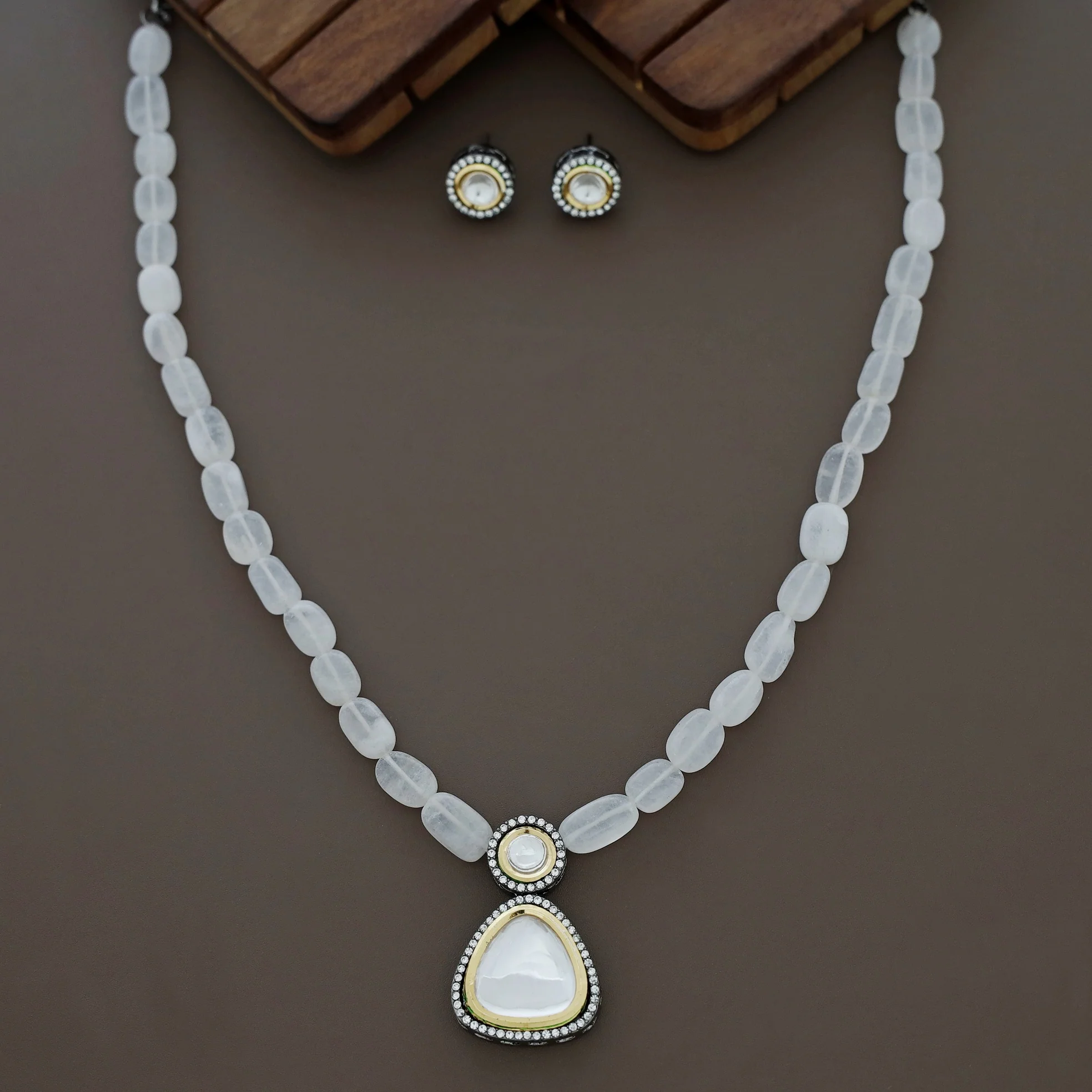 Lavanika kundan Neckpiece With Stud - Image 4