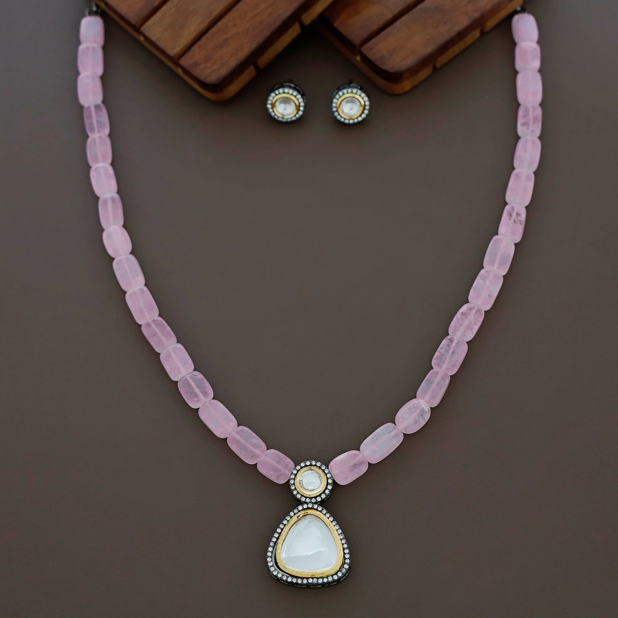 Lavanika kundan Neckpiece With Stud - Image 5