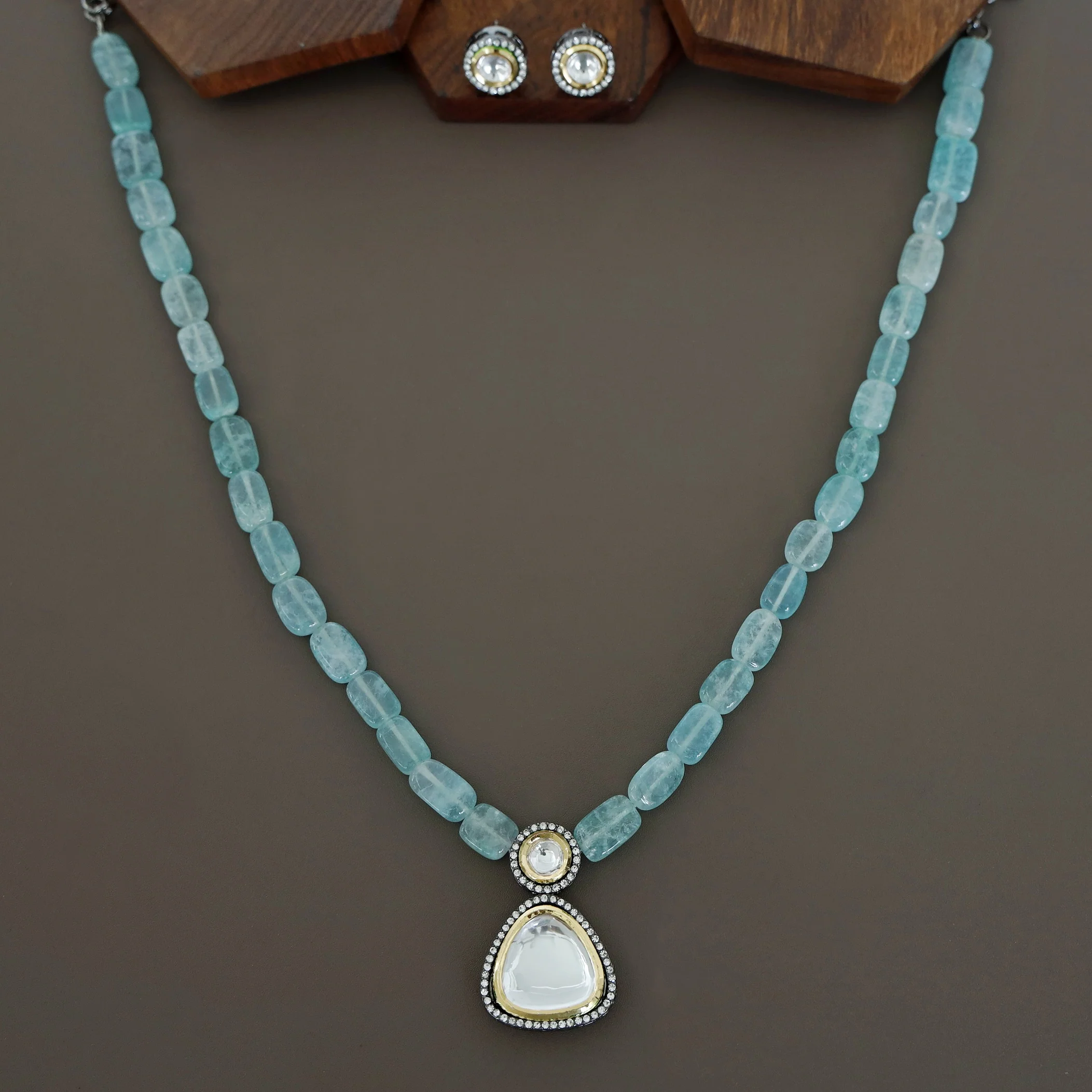 Lavanika kundan Neckpiece With Stud - Image 8